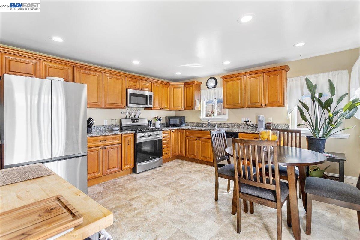 Detail Gallery Image 11 of 29 For 1002 Stanton Avenue, San Pablo,  CA 94806-2016 - 3 Beds | 2 Baths