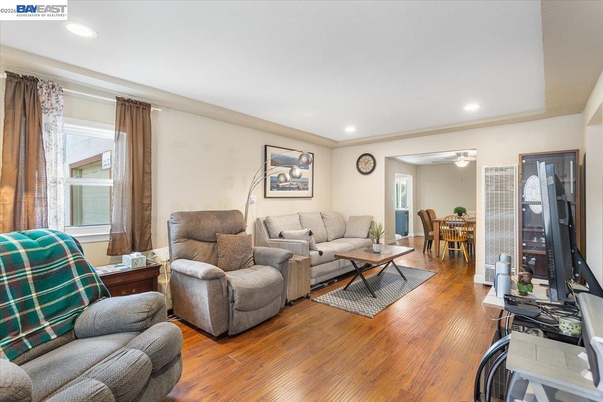 Detail Gallery Image 3 of 29 For 1002 Stanton Avenue, San Pablo,  CA 94806-2016 - 3 Beds | 2 Baths