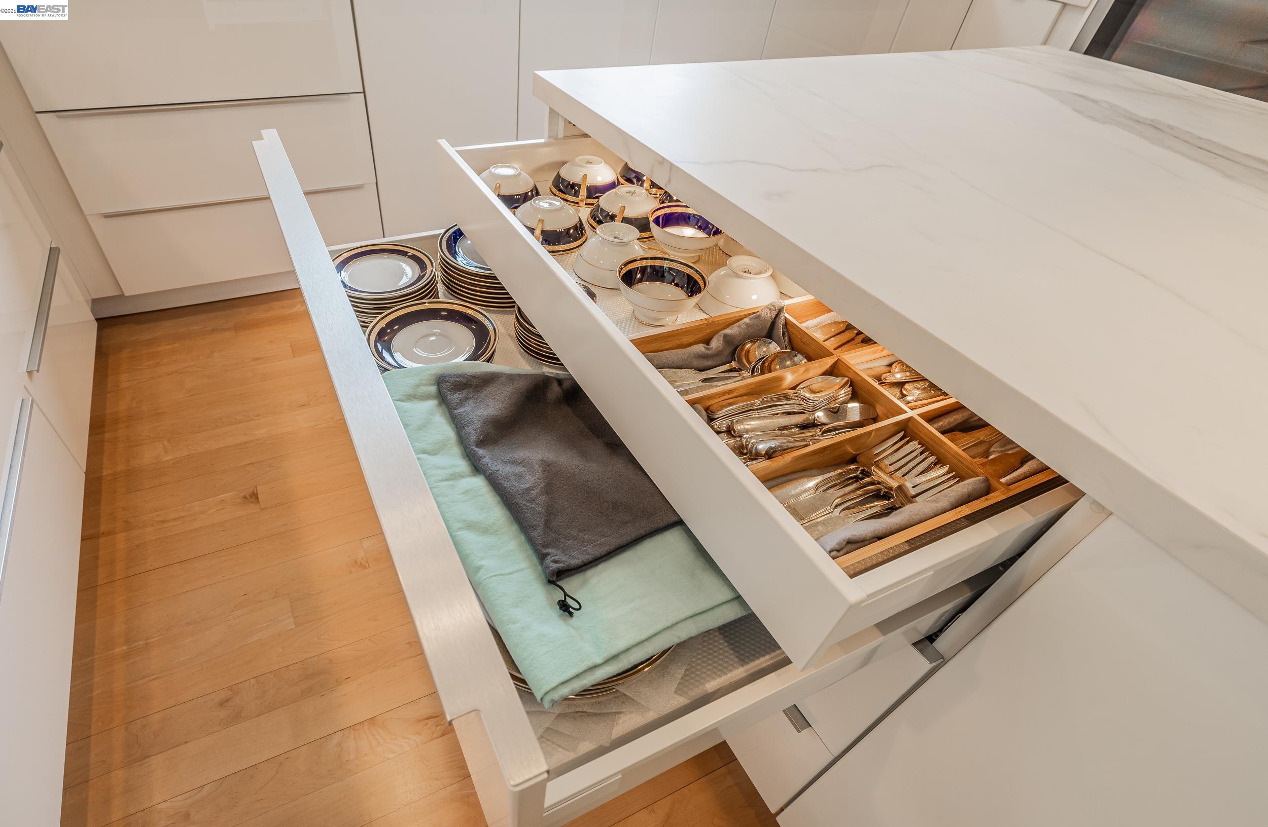 Detail Gallery Image 12 of 51 For 51 Seminary Cove Dr, Mill Valley,  CA 94941 - 3 Beds | 3/1 Baths