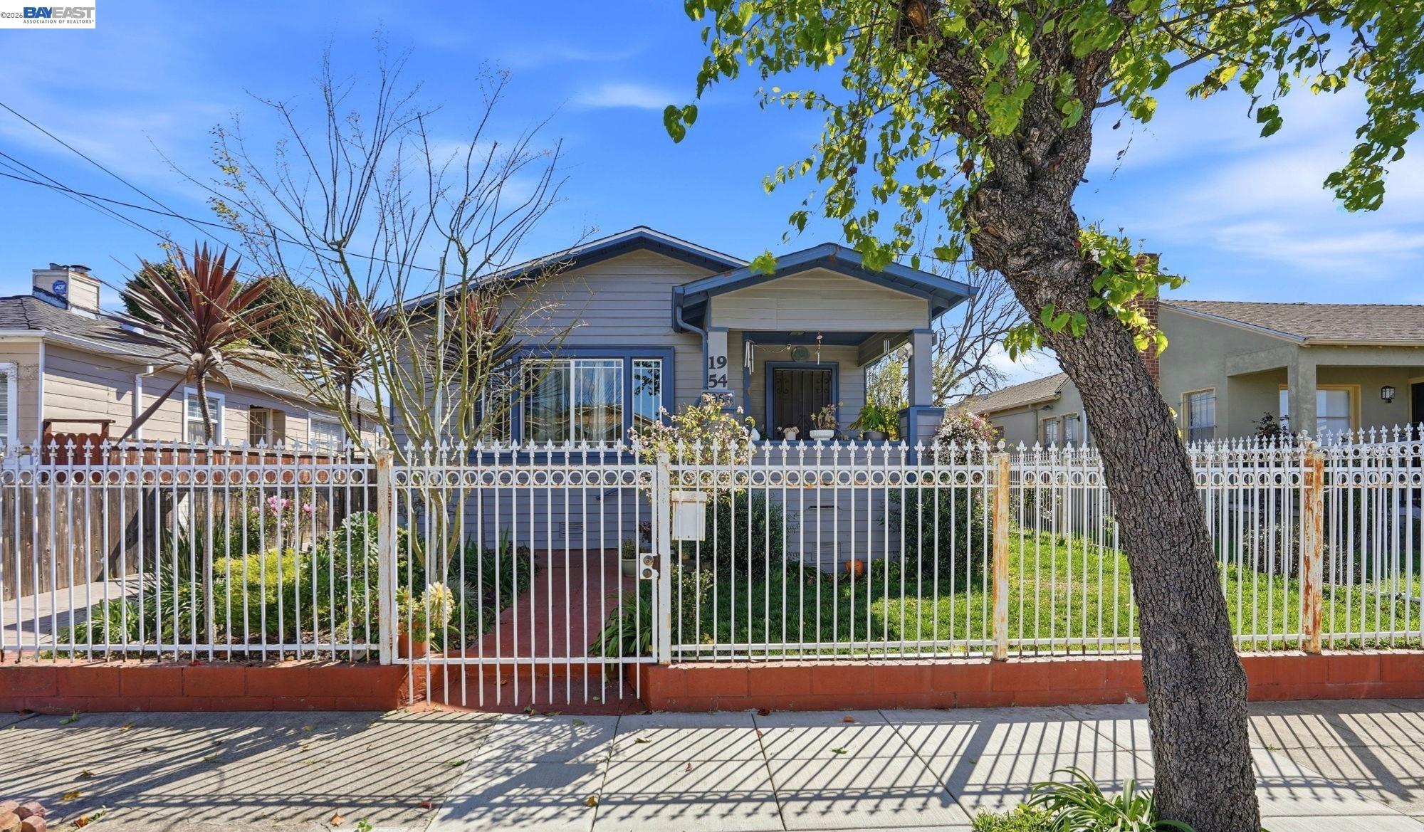 Detail Gallery Image 2 of 41 For 1954 87th Ave, Oakland,  CA 94621 - 3 Beds | 2 Baths