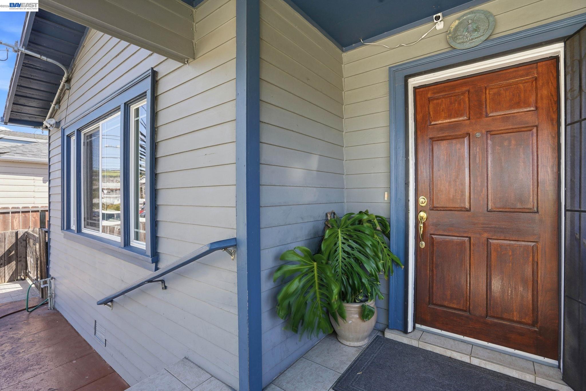 Detail Gallery Image 3 of 41 For 1954 87th Ave, Oakland,  CA 94621 - 3 Beds | 2 Baths