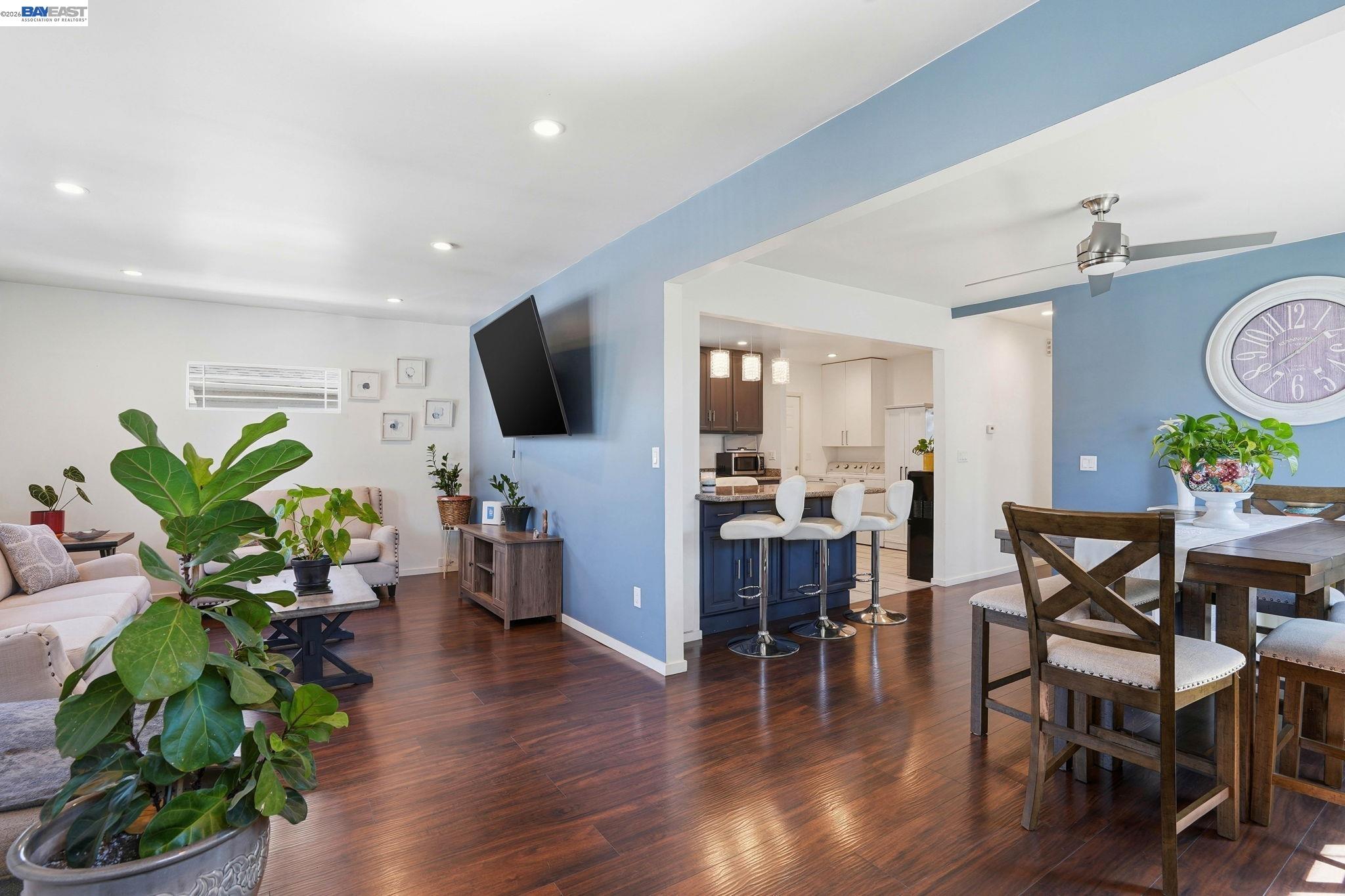 Detail Gallery Image 4 of 41 For 1954 87th Ave, Oakland,  CA 94621 - 3 Beds | 2 Baths