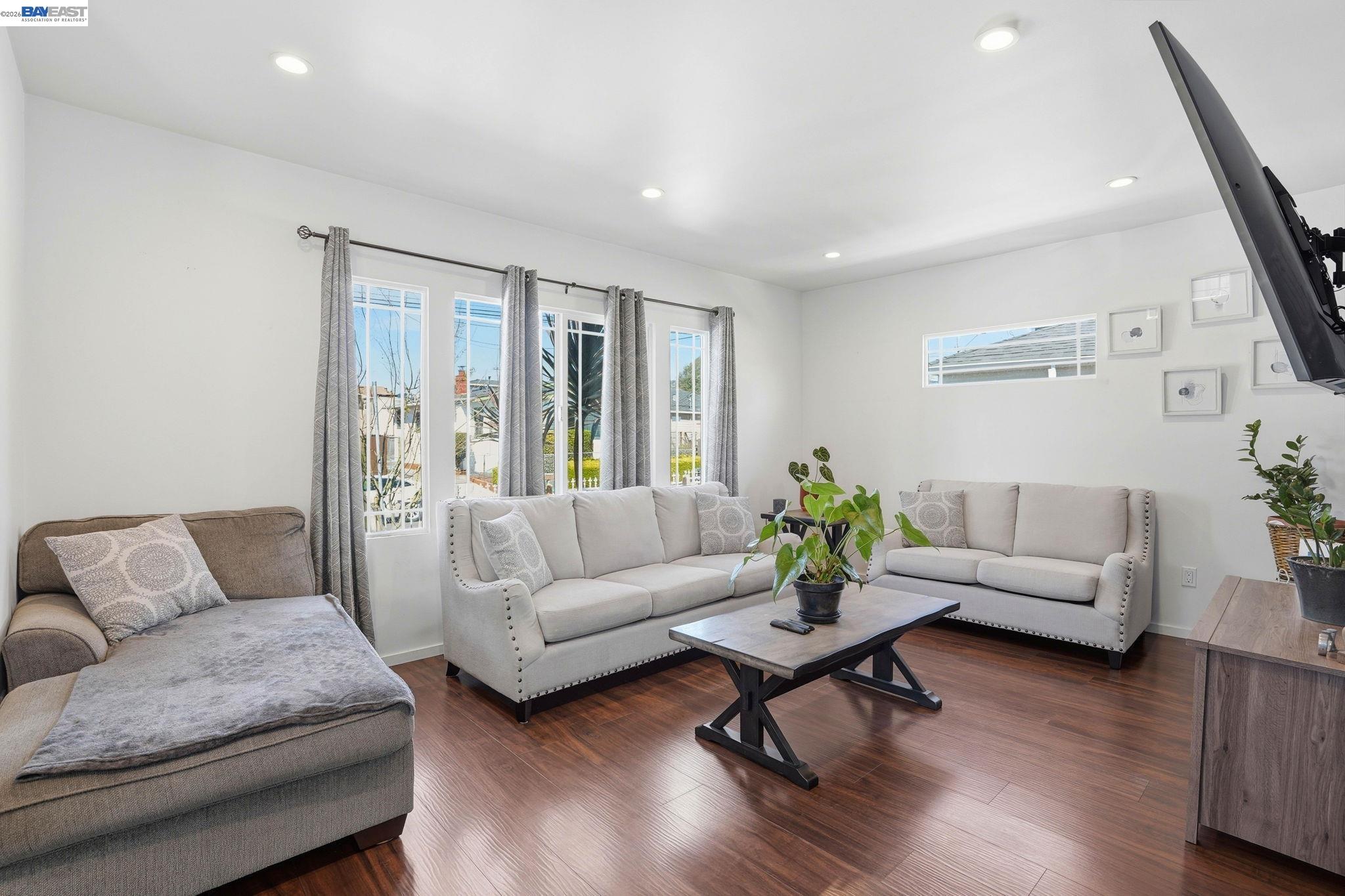 Detail Gallery Image 5 of 41 For 1954 87th Ave, Oakland,  CA 94621 - 3 Beds | 2 Baths