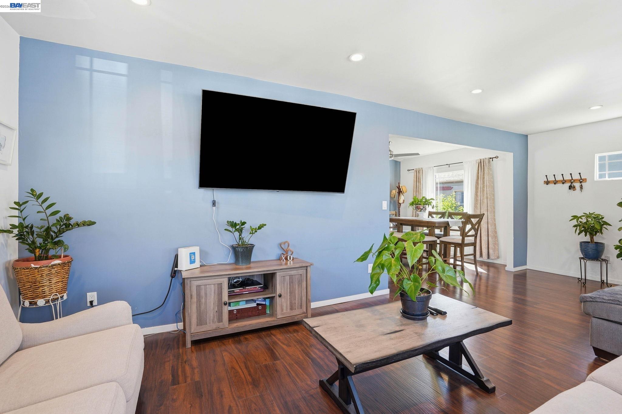 Detail Gallery Image 6 of 41 For 1954 87th Ave, Oakland,  CA 94621 - 3 Beds | 2 Baths