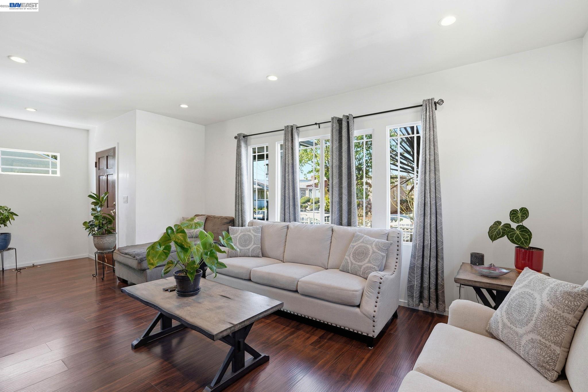 Detail Gallery Image 7 of 41 For 1954 87th Ave, Oakland,  CA 94621 - 3 Beds | 2 Baths