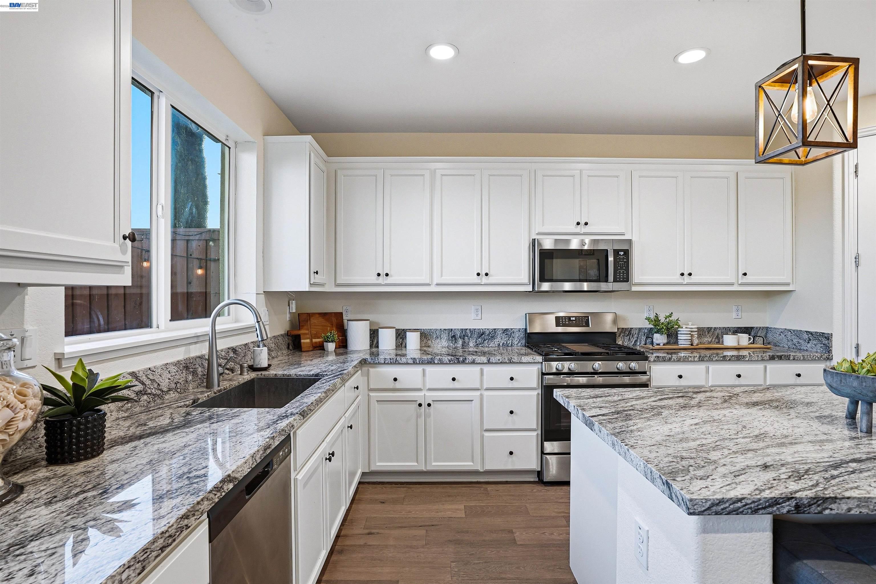 Detail Gallery Image 13 of 41 For 2525 Modena Dr., Pittsburg,  CA 94565 - 5 Beds | 3 Baths