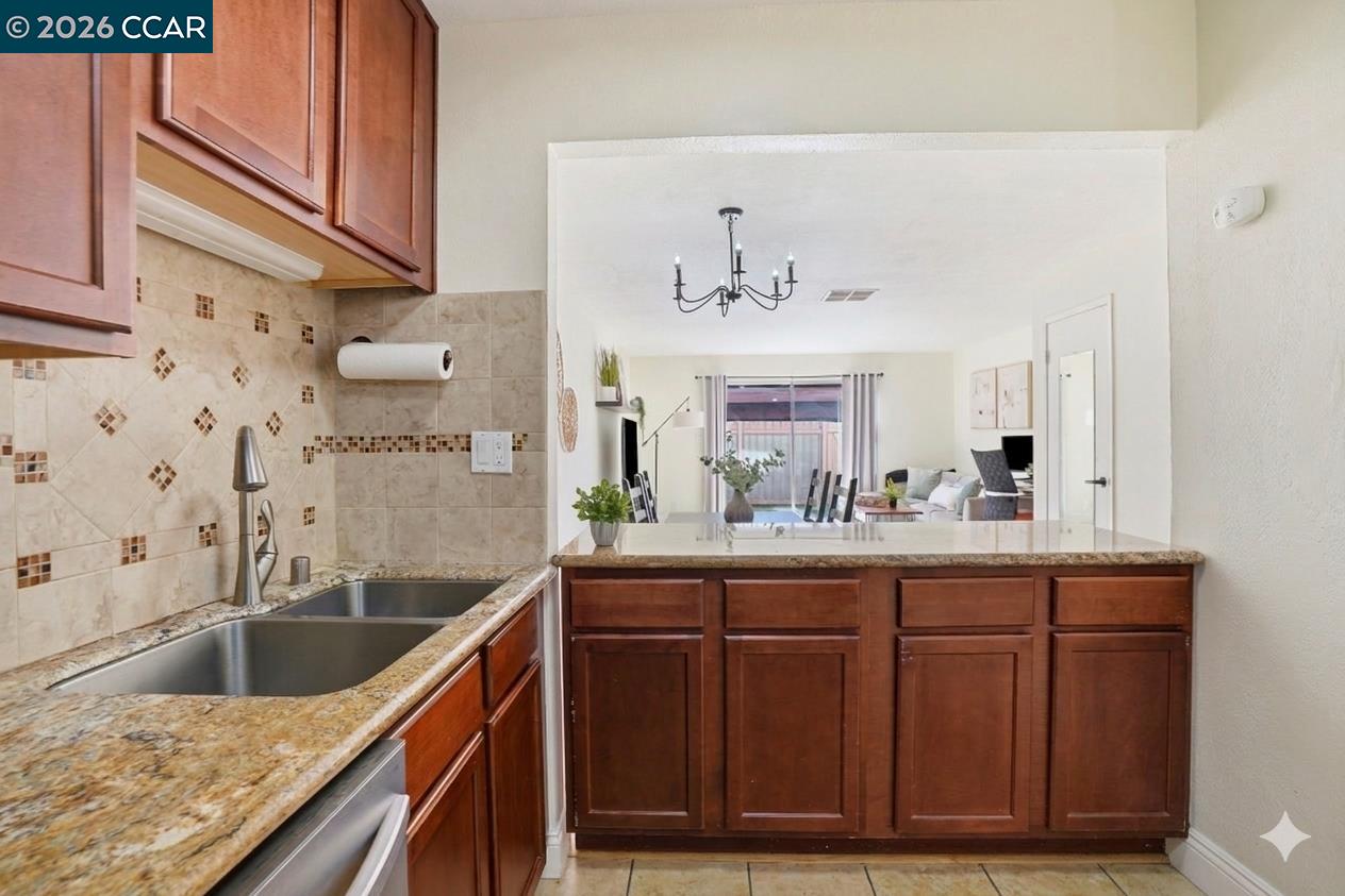 Detail Gallery Image 8 of 34 For 1535 Parkwood Pl, Concord,  CA 94521 - 2 Beds | 1/1 Baths