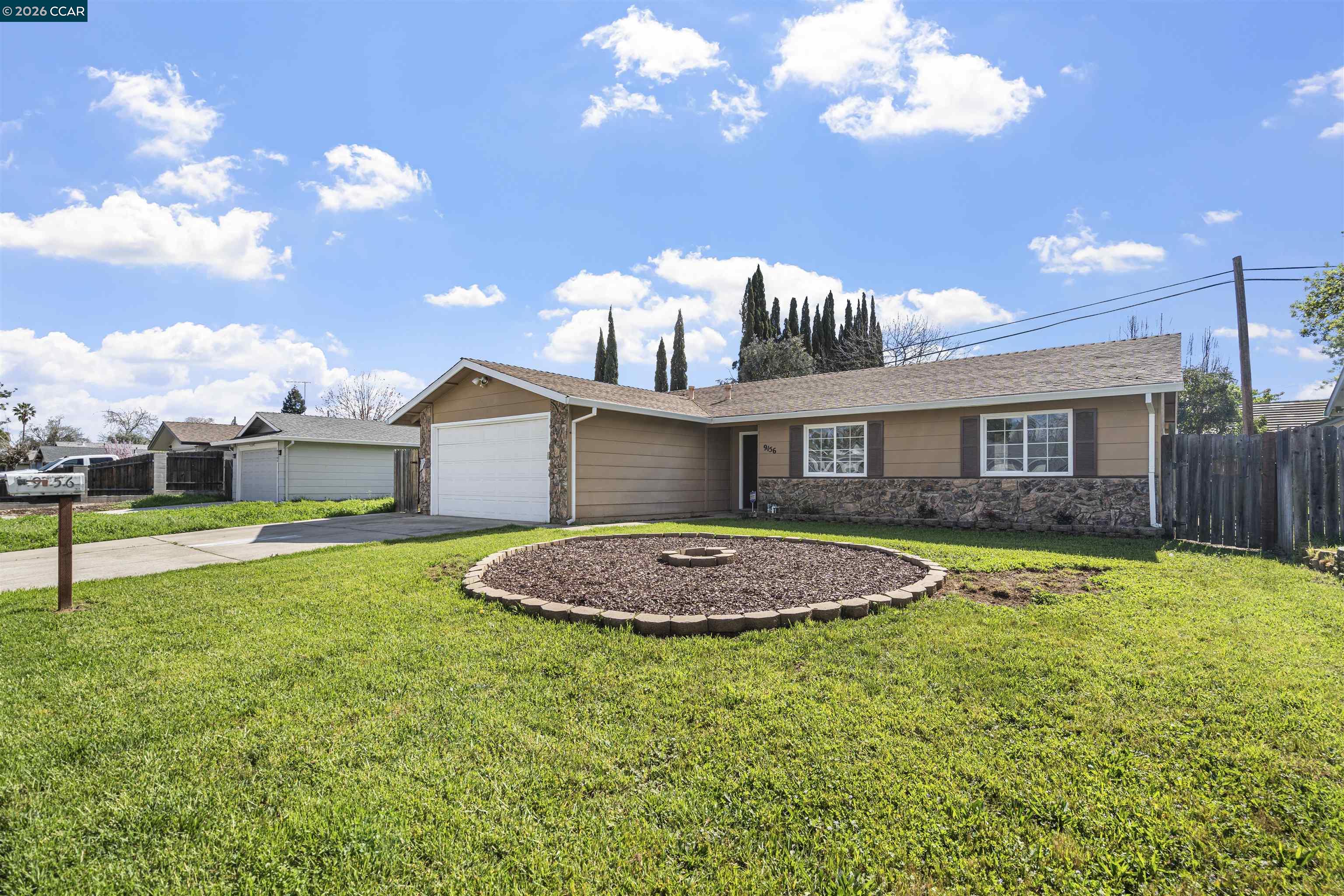 Detail Gallery Image 2 of 23 For 9156 Castlebar Way, Sacramento,  CA 95826 - 4 Beds | 2 Baths