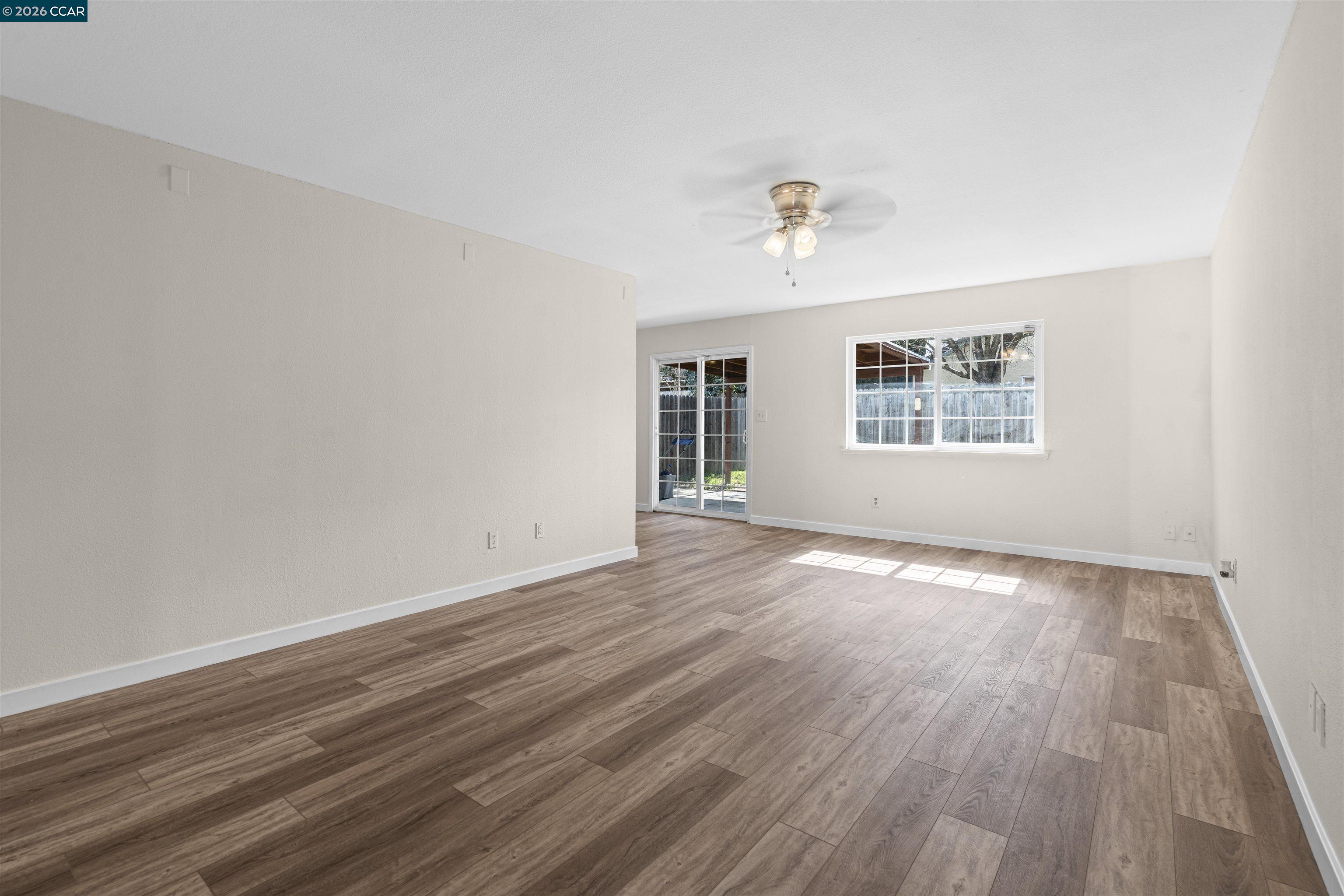 Detail Gallery Image 4 of 23 For 9156 Castlebar Way, Sacramento,  CA 95826 - 4 Beds | 2 Baths