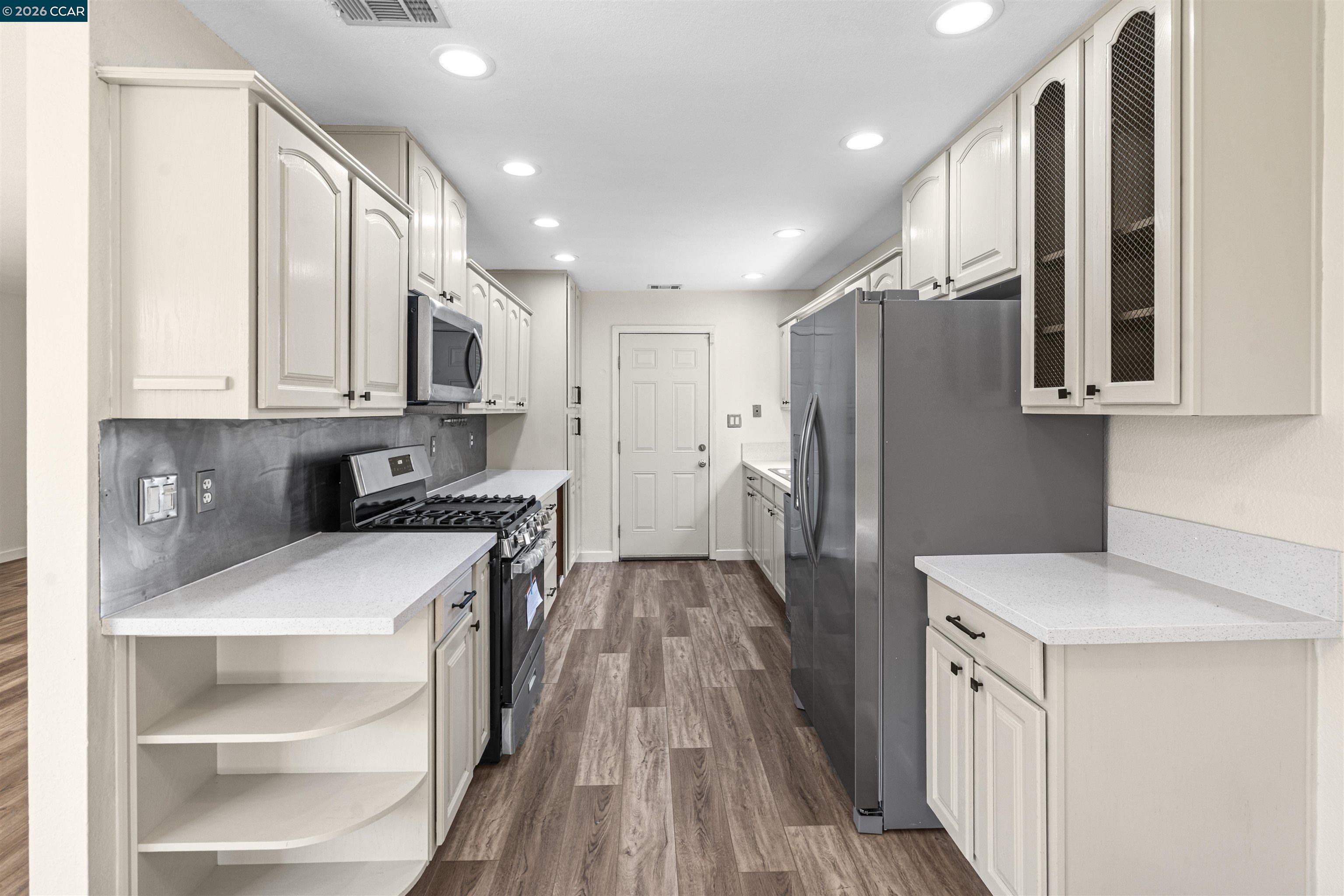 Detail Gallery Image 6 of 23 For 9156 Castlebar Way, Sacramento,  CA 95826 - 4 Beds | 2 Baths