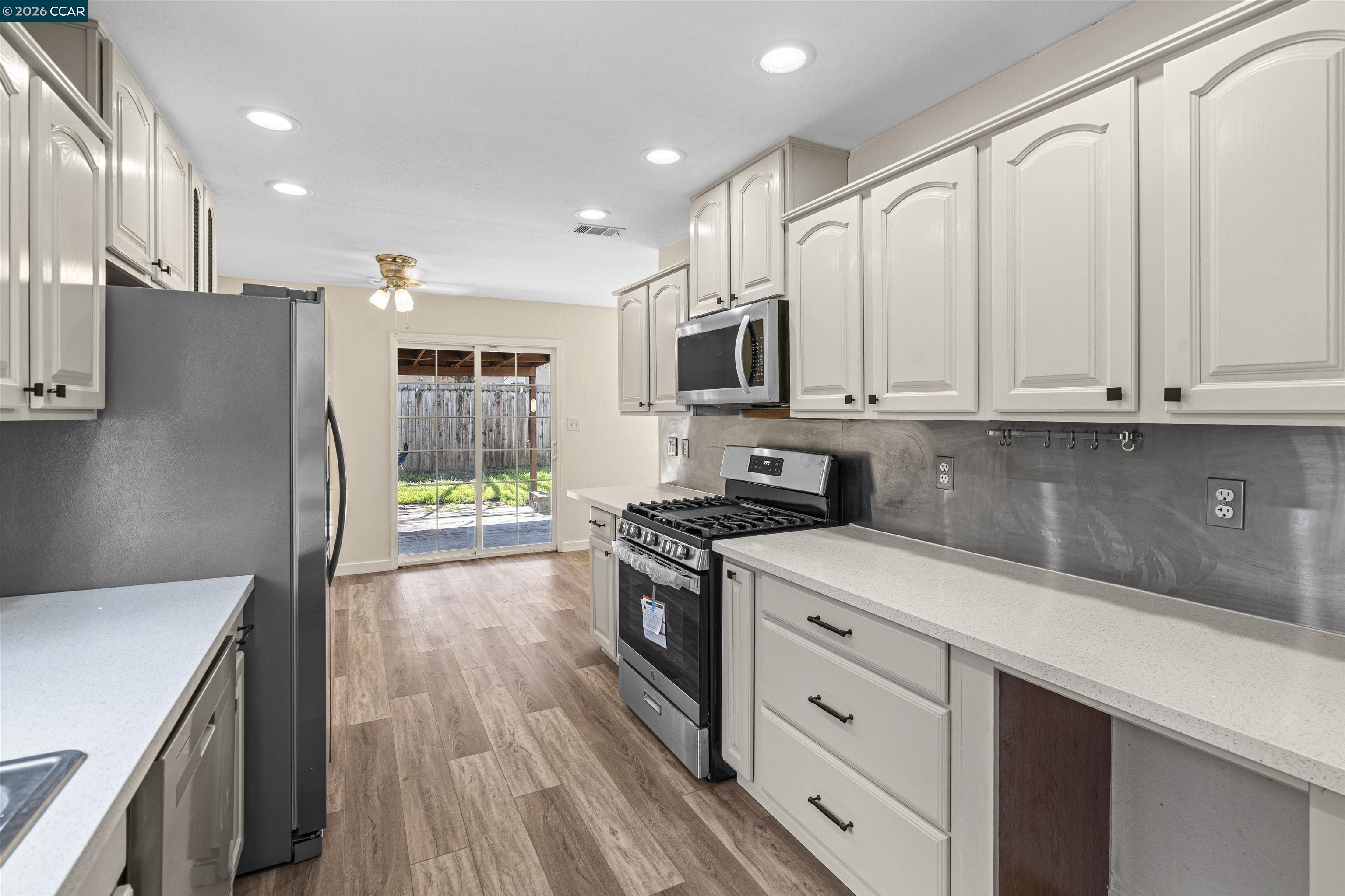 Detail Gallery Image 7 of 23 For 9156 Castlebar Way, Sacramento,  CA 95826 - 4 Beds | 2 Baths