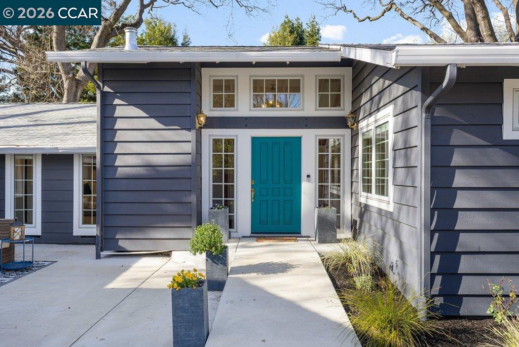 Detail Gallery Image 3 of 35 For 1079 W Holly Dr, Walnut Creek,  CA 94598 - 3 Beds | 2/1 Baths