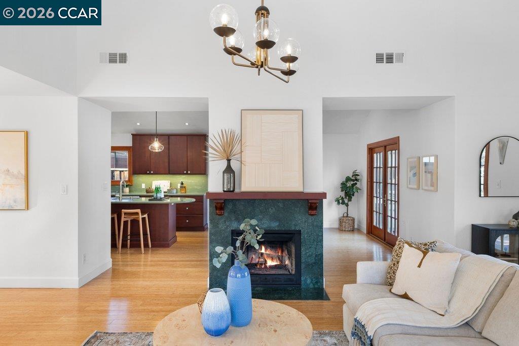 Detail Gallery Image 8 of 35 For 1079 W Holly Dr, Walnut Creek,  CA 94598 - 3 Beds | 2/1 Baths