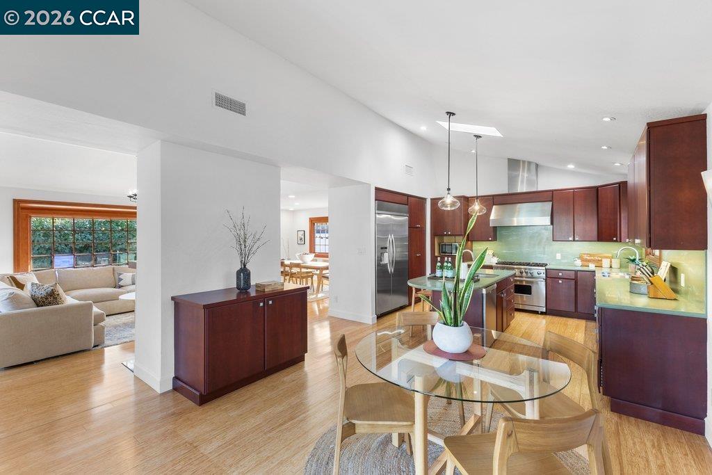 Detail Gallery Image 9 of 35 For 1079 W Holly Dr, Walnut Creek,  CA 94598 - 3 Beds | 2/1 Baths