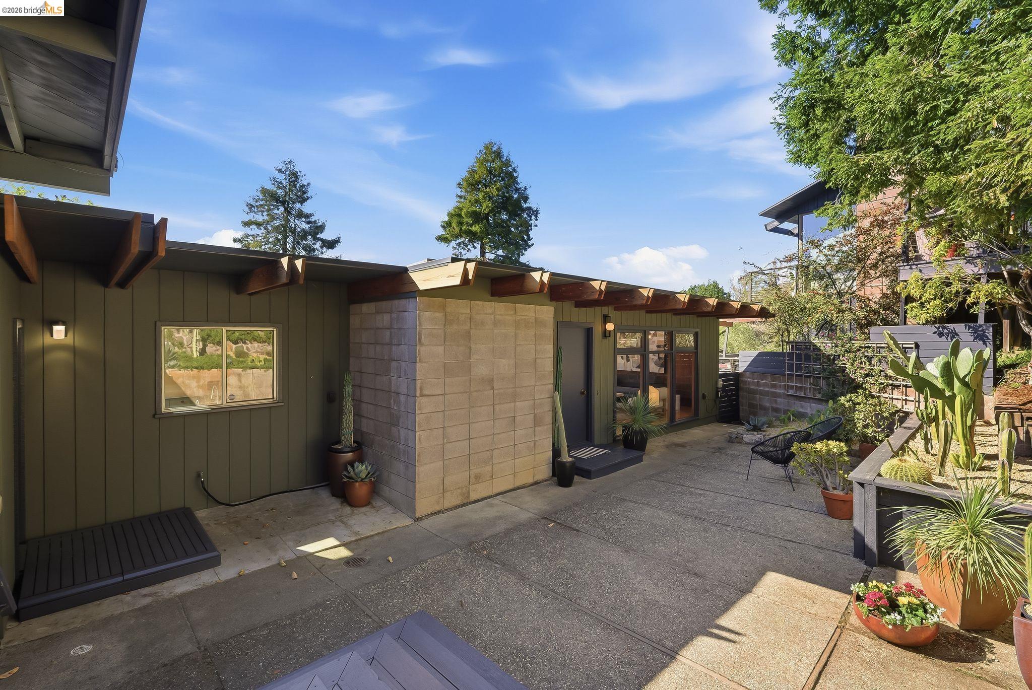 Detail Gallery Image 3 of 59 For 21 Norwood Avenue, Kensington,  CA 94707 - 3 Beds | 1/1 Baths