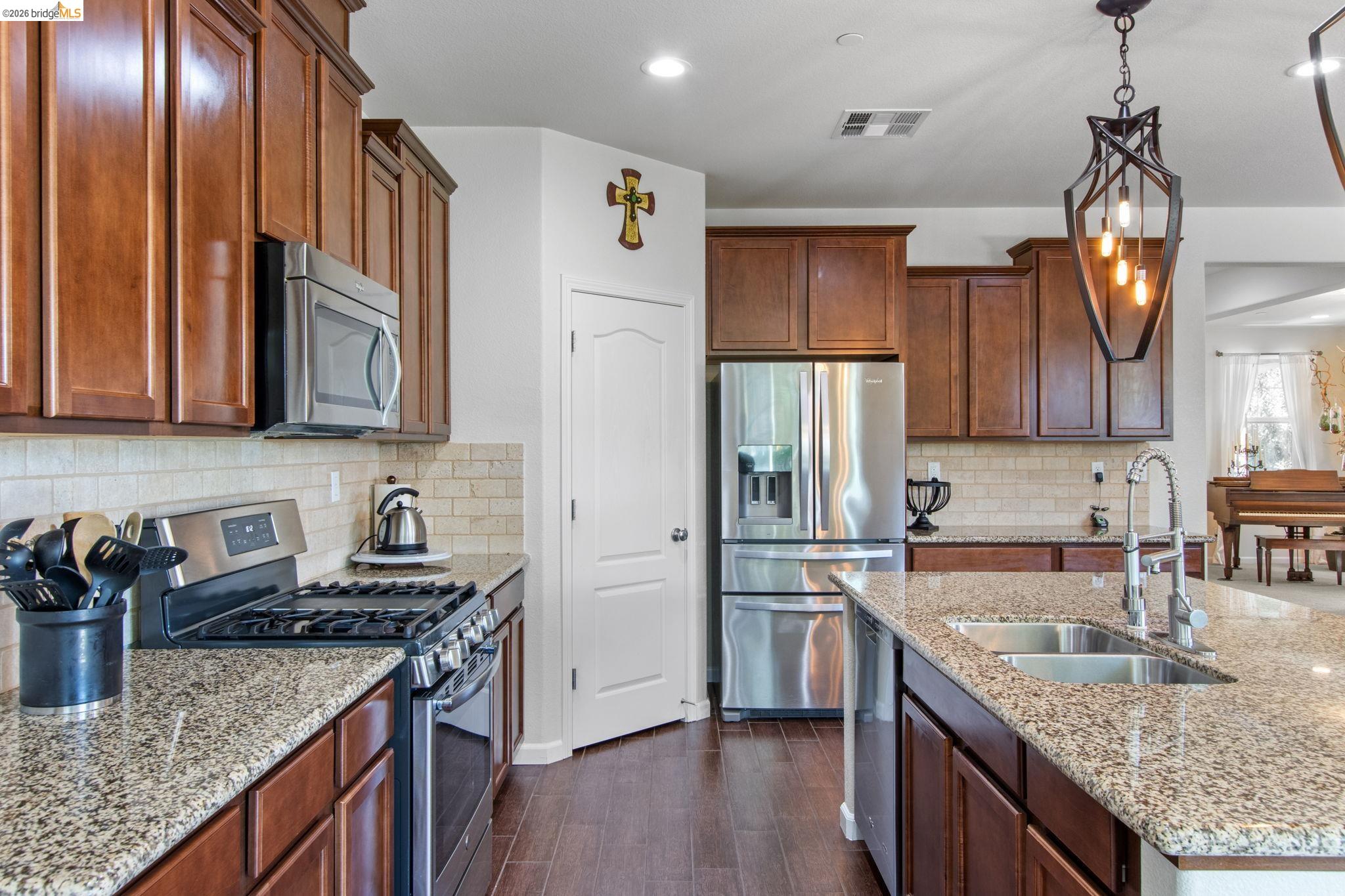 Detail Gallery Image 14 of 52 For 2469 Talaria Dr, Oakley,  CA 94561 - 5 Beds | 4 Baths