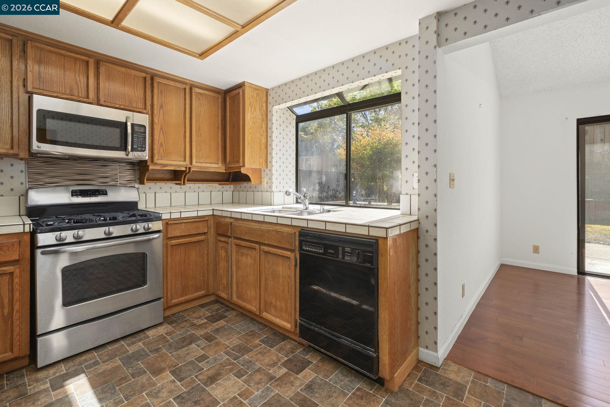 Detail Gallery Image 14 of 35 For 270 Willow Lake Dr, Martinez,  CA 94553 - 2 Beds | 2/1 Baths