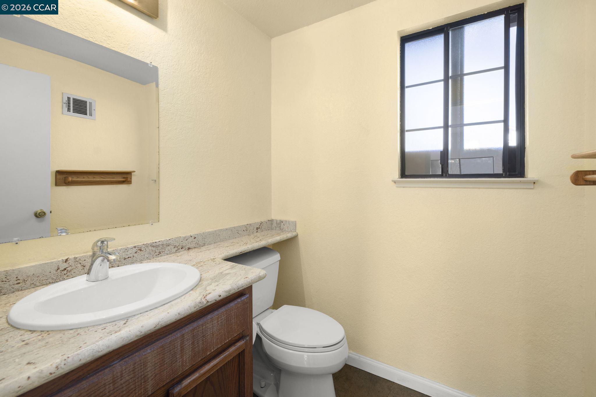 Detail Gallery Image 16 of 35 For 270 Willow Lake Dr, Martinez,  CA 94553 - 2 Beds | 2/1 Baths
