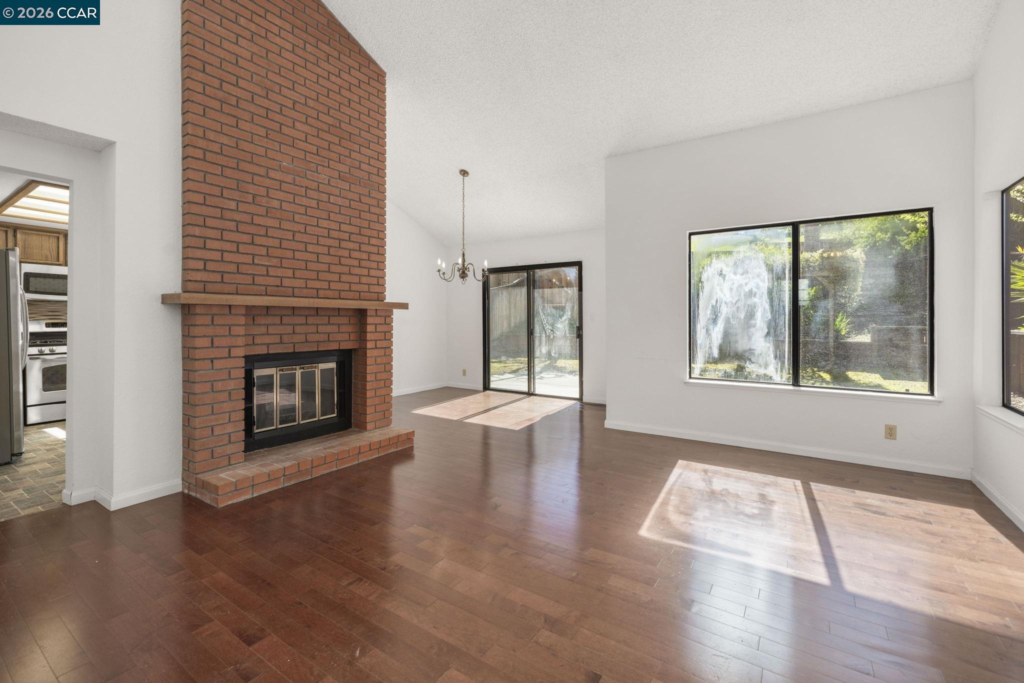 Detail Gallery Image 3 of 35 For 270 Willow Lake Dr, Martinez,  CA 94553 - 2 Beds | 2/1 Baths