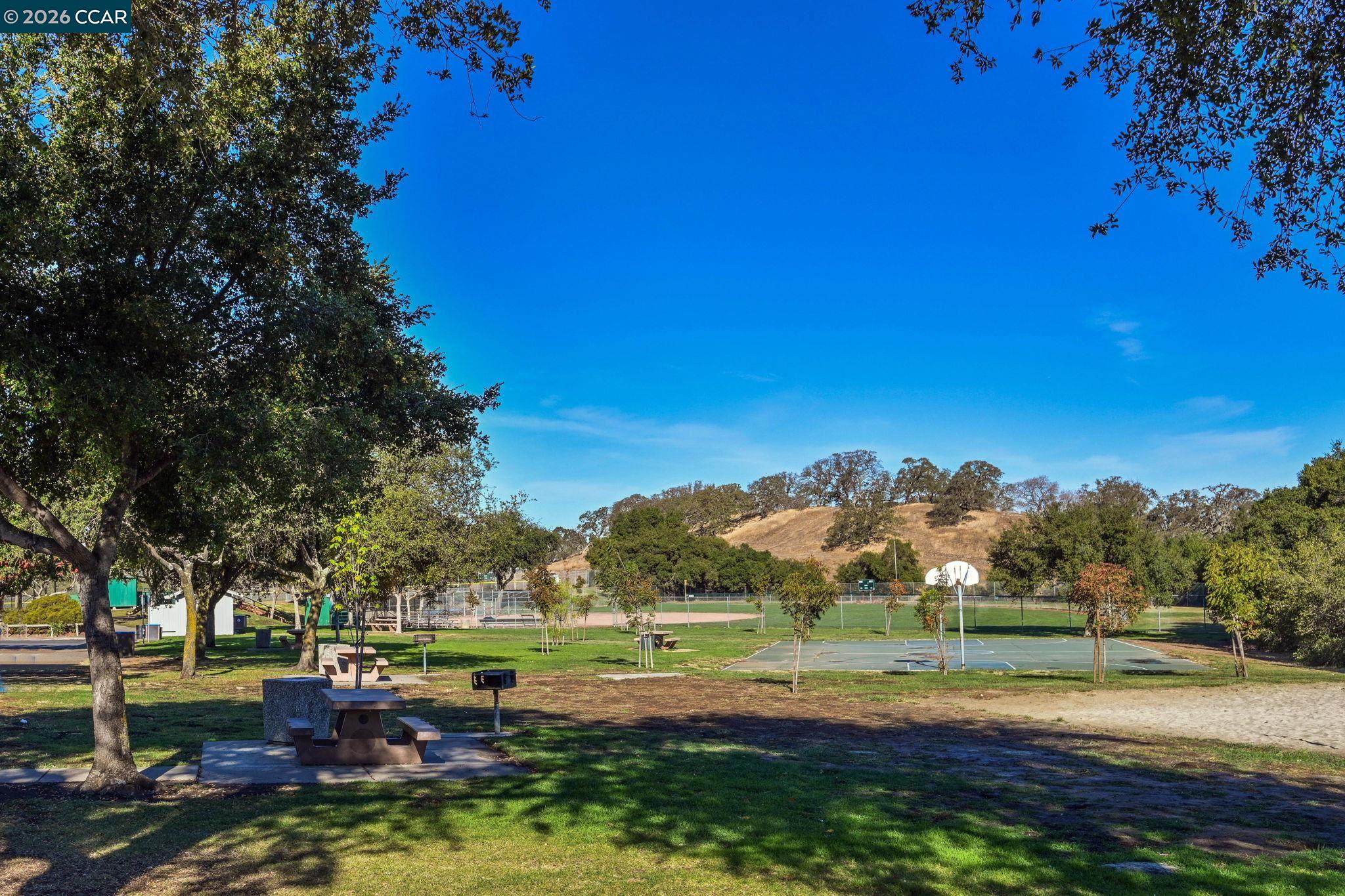 Detail Gallery Image 33 of 35 For 270 Willow Lake Dr, Martinez,  CA 94553 - 2 Beds | 2/1 Baths