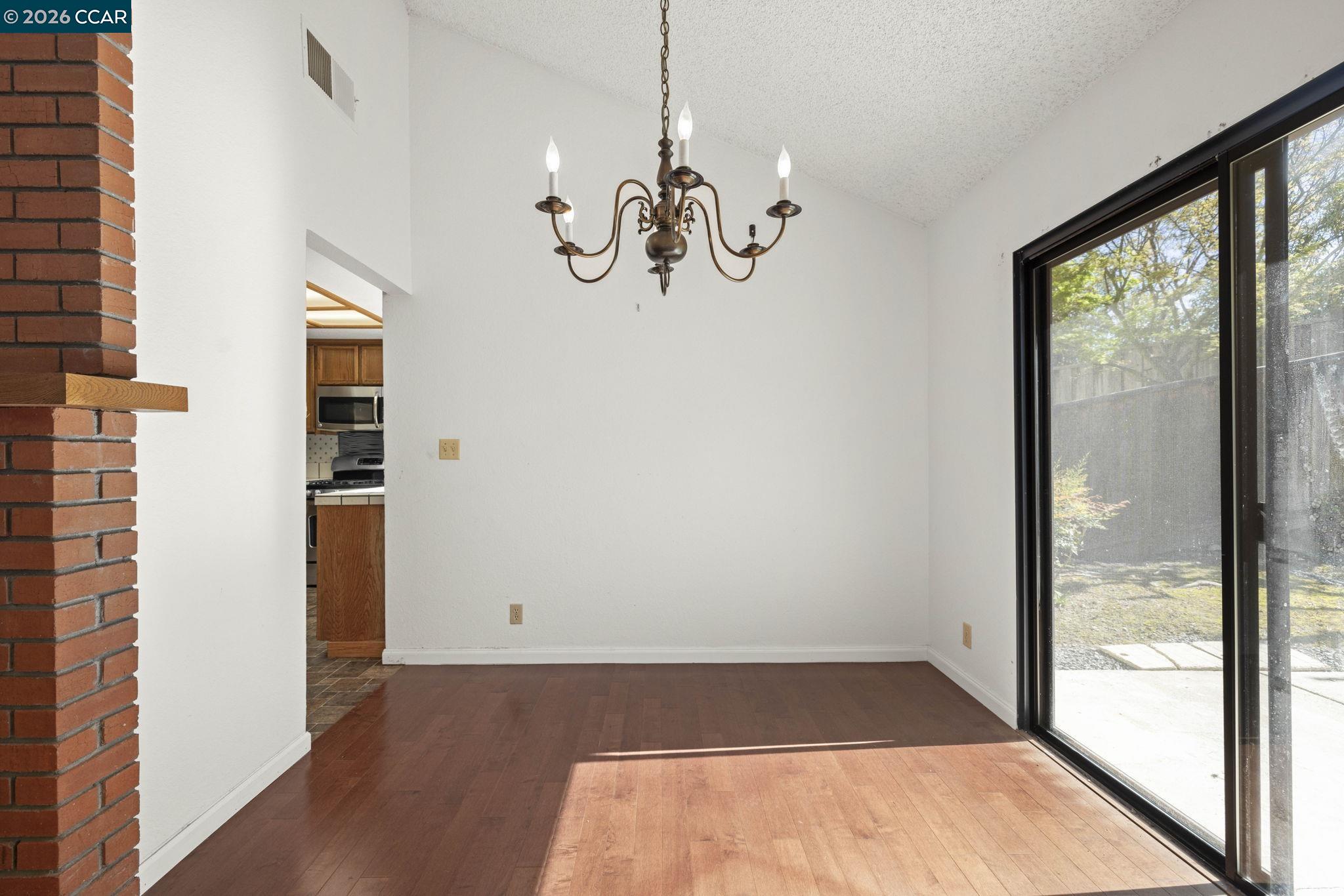 Detail Gallery Image 9 of 35 For 270 Willow Lake Dr, Martinez,  CA 94553 - 2 Beds | 2/1 Baths