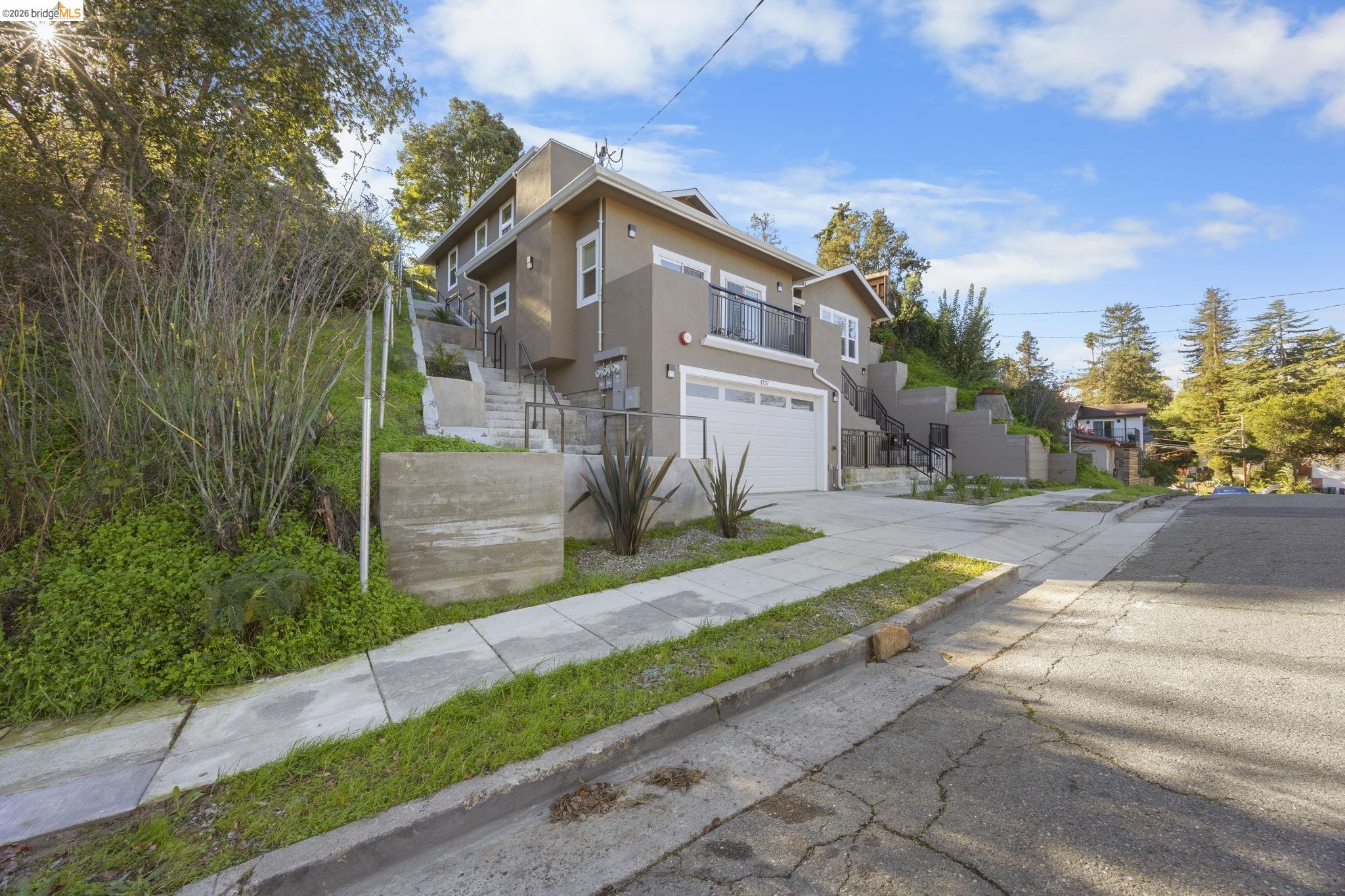 Detail Gallery Image 2 of 50 For 4737 Redding St, Oakland,  CA 94619 - 5 Beds | 6/1 Baths