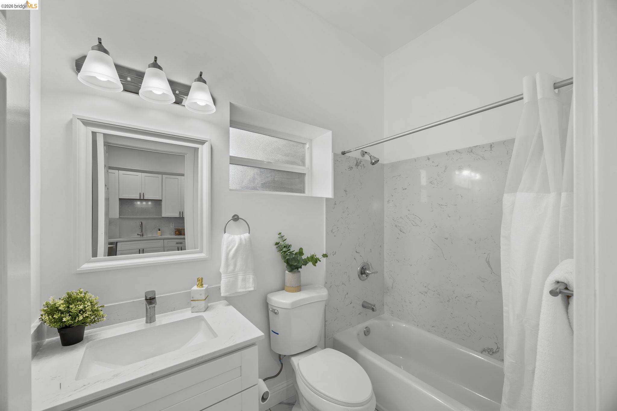 Detail Gallery Image 11 of 50 For 4737 Redding St, Oakland,  CA 94619 - 5 Beds | 6/1 Baths