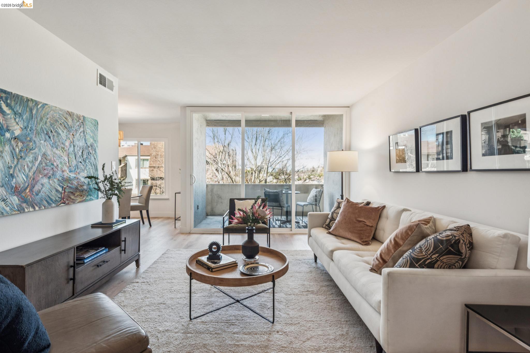 Detail Gallery Image 2 of 27 For 330 Vernon St #301,  Oakland,  CA 94610 - 2 Beds | 1 Baths