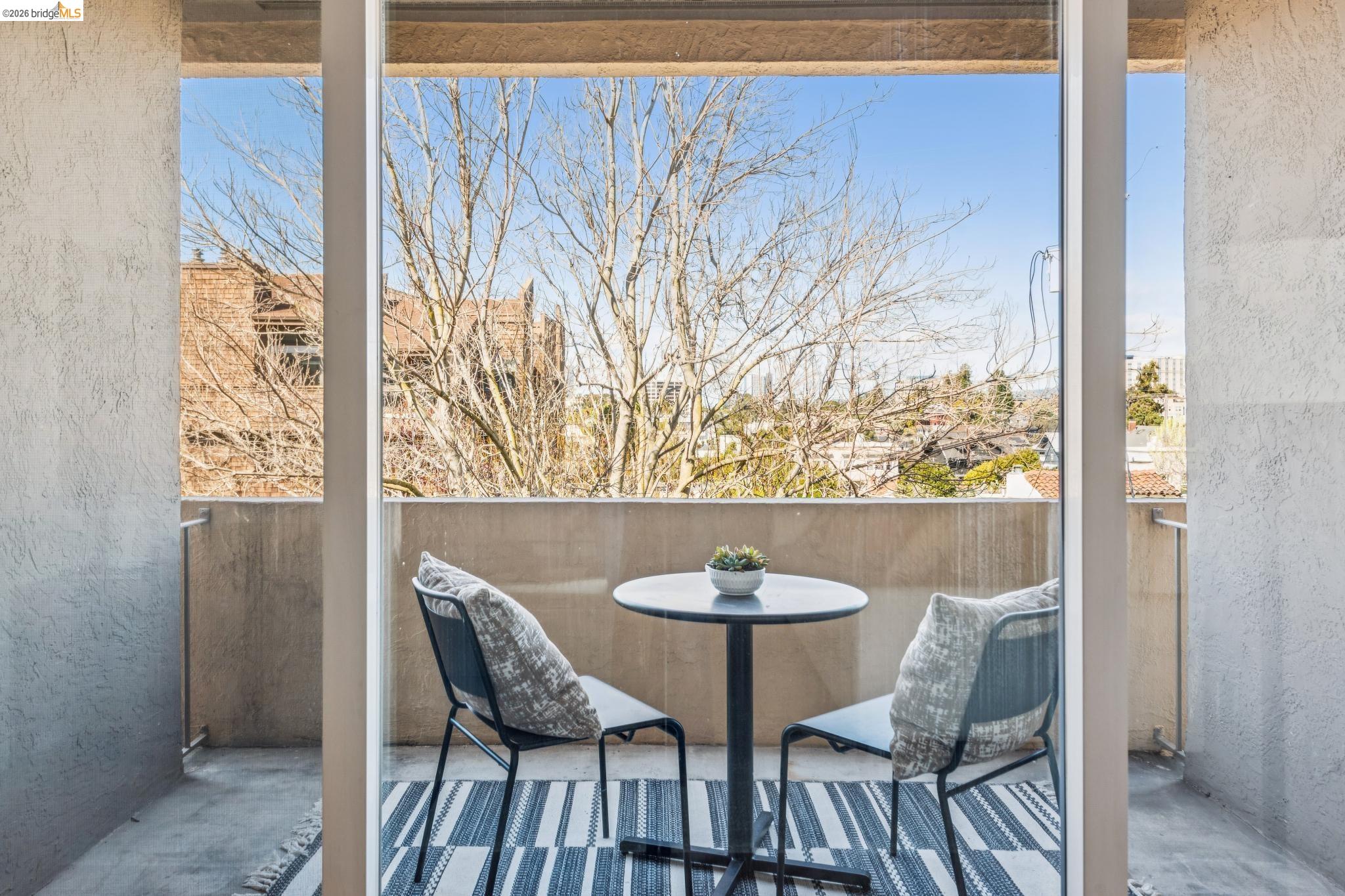 Detail Gallery Image 3 of 27 For 330 Vernon St #301,  Oakland,  CA 94610 - 2 Beds | 1 Baths