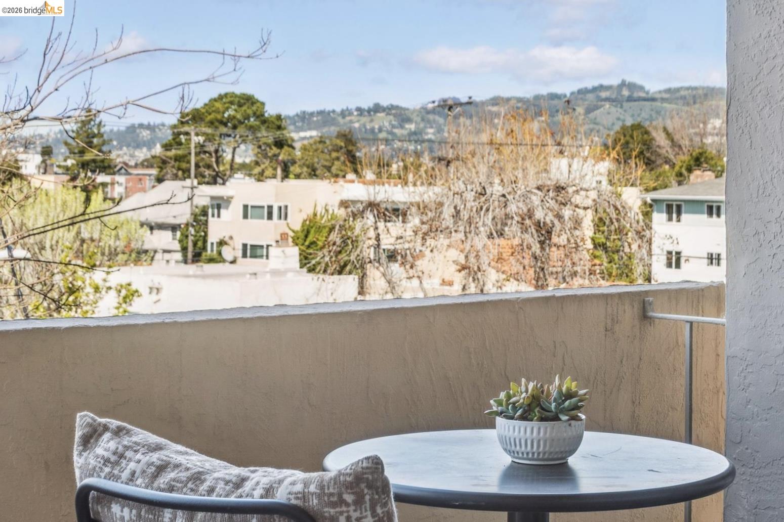 Detail Gallery Image 3 of 27 For 330 Vernon St #301,  Oakland,  CA 94610 - 2 Beds | 1 Baths