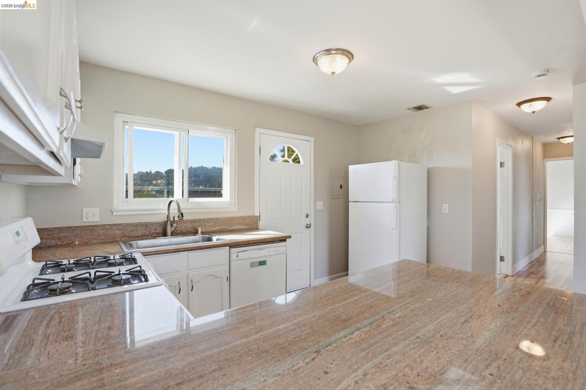 Detail Gallery Image 9 of 43 For 840 Key Route Blvd, Albany,  CA 94706 - 5 Beds | 2 Baths