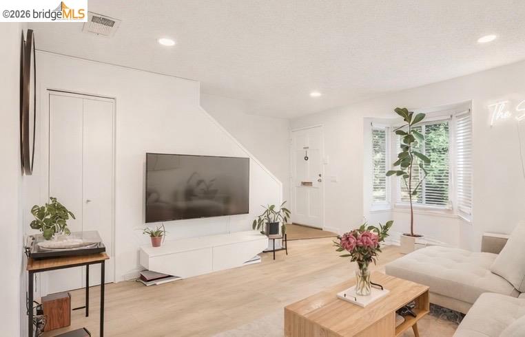 Detail Gallery Image 2 of 20 For 1260 Pine Creek Way #I,  Concord,  CA 94520 - 2 Beds | 1/1 Baths