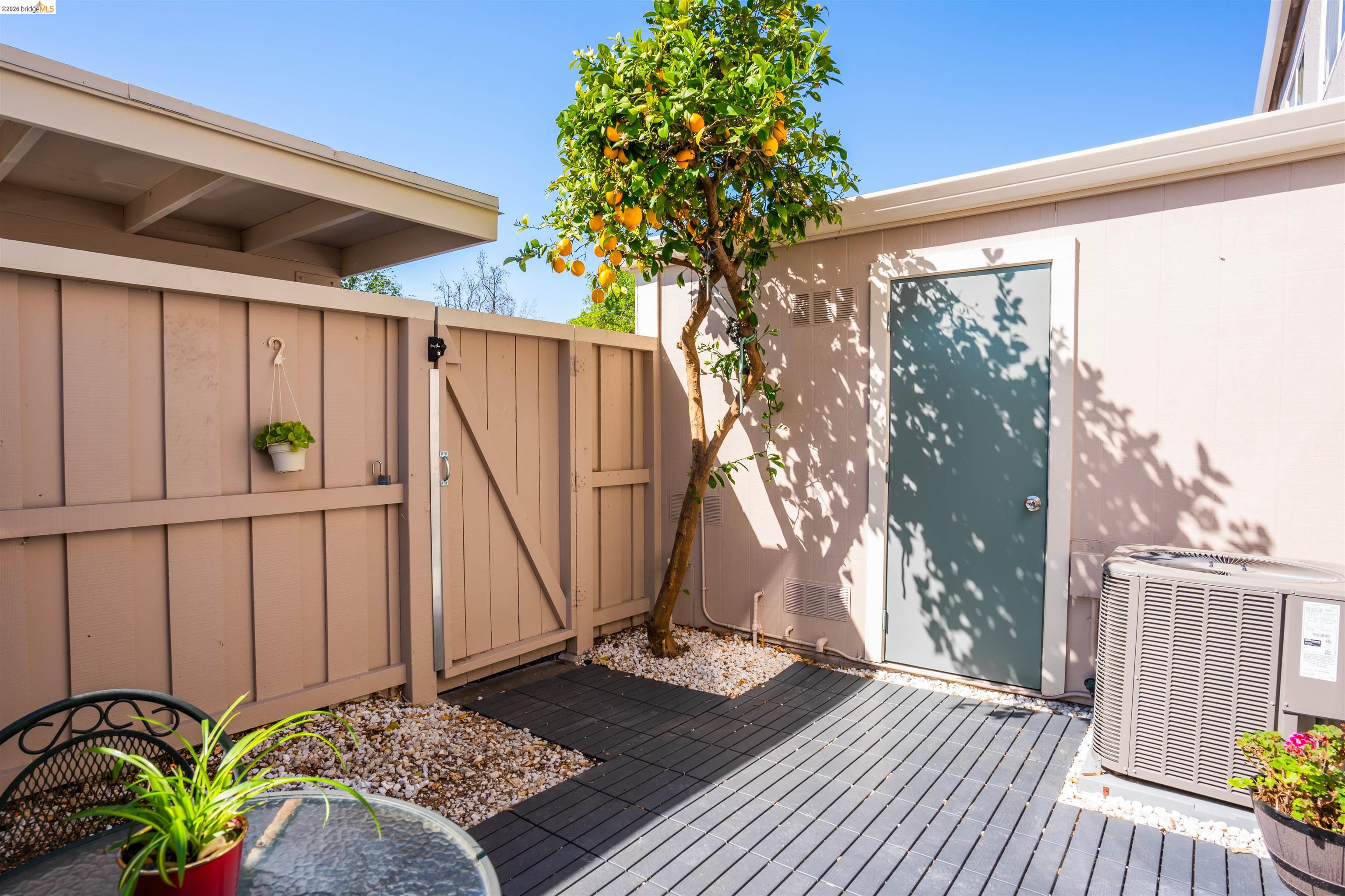 Detail Gallery Image 15 of 20 For 1260 Pine Creek Way #I,  Concord,  CA 94520 - 2 Beds | 1/1 Baths