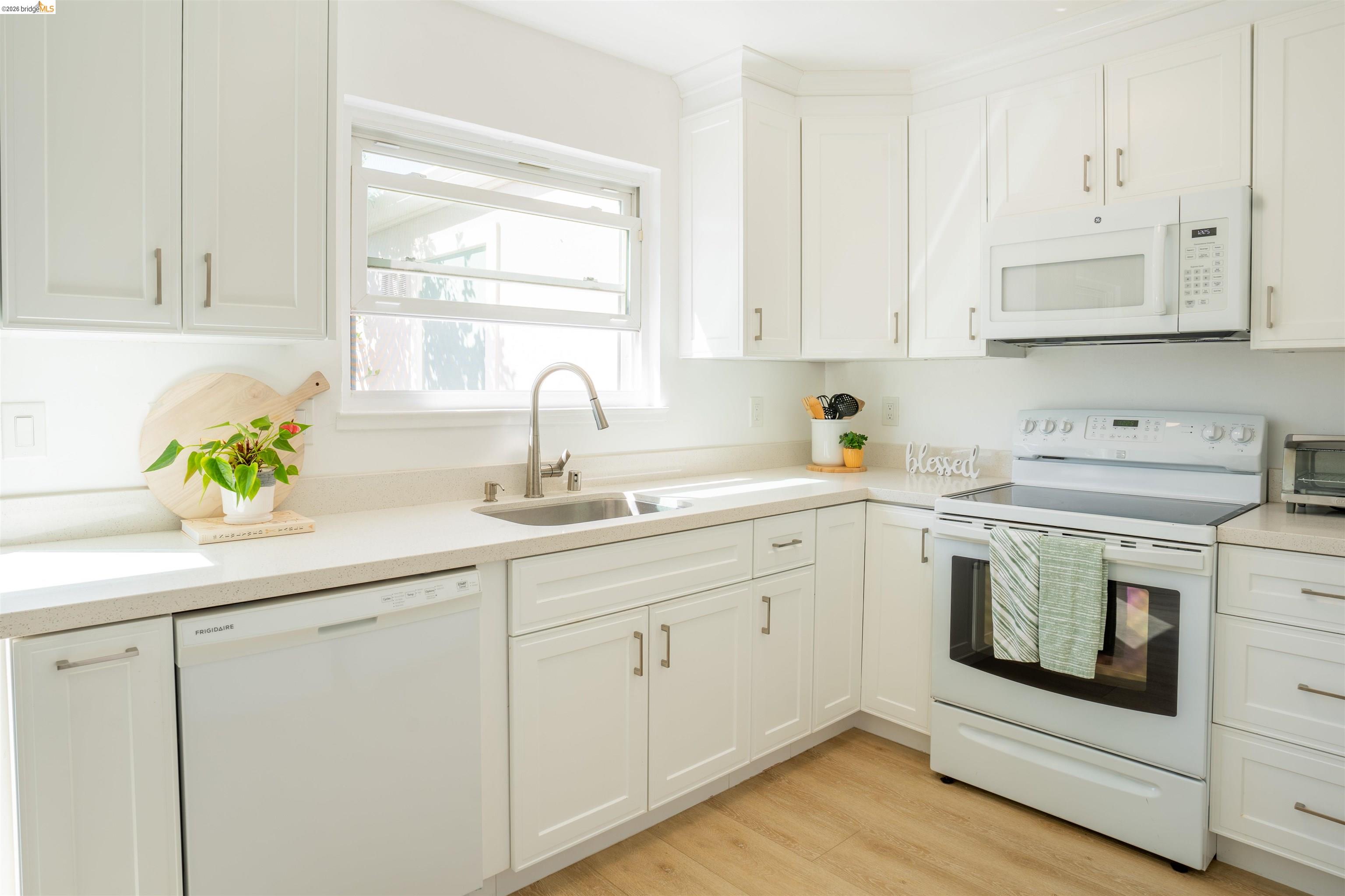 Detail Gallery Image 5 of 20 For 1260 Pine Creek Way #I,  Concord,  CA 94520 - 2 Beds | 1/1 Baths