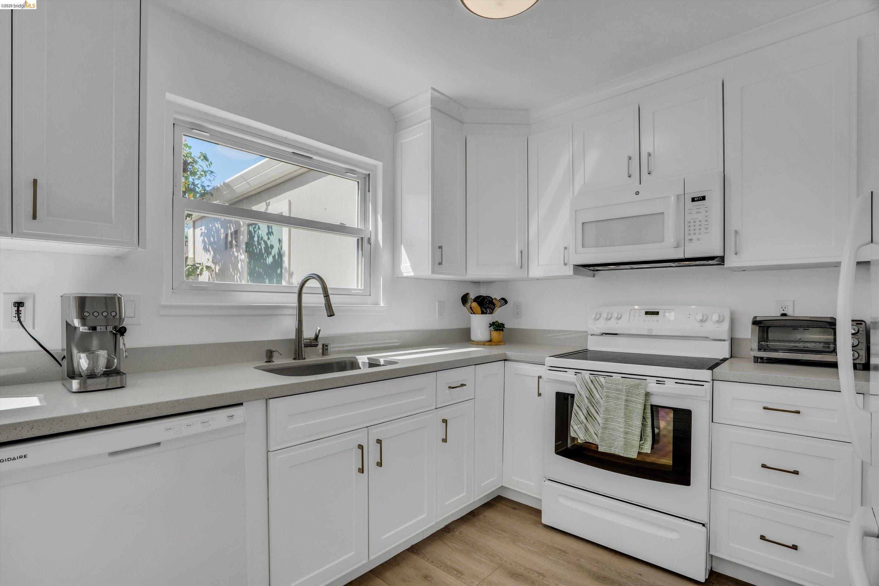 Detail Gallery Image 6 of 18 For 1260 Pine Creek Way #I,  Concord,  CA 94520 - 2 Beds | 1/1 Baths