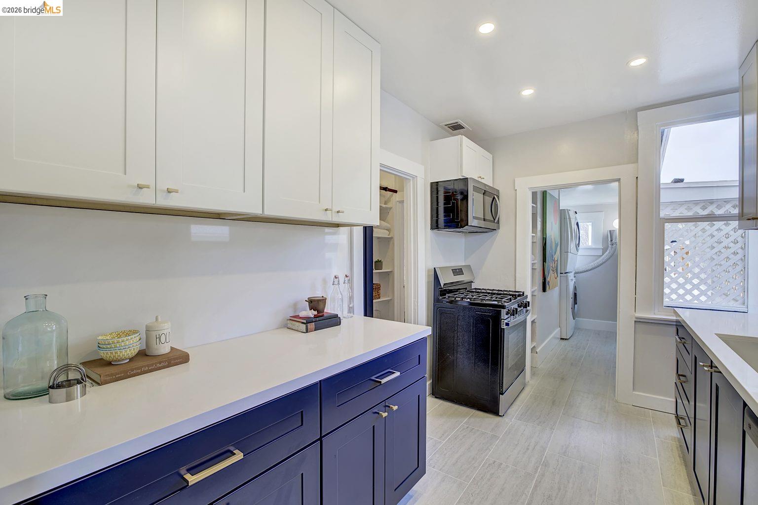 Detail Gallery Image 11 of 51 For 3929 Ruby St, Oakland,  CA 94609 - 4 Beds | 2 Baths