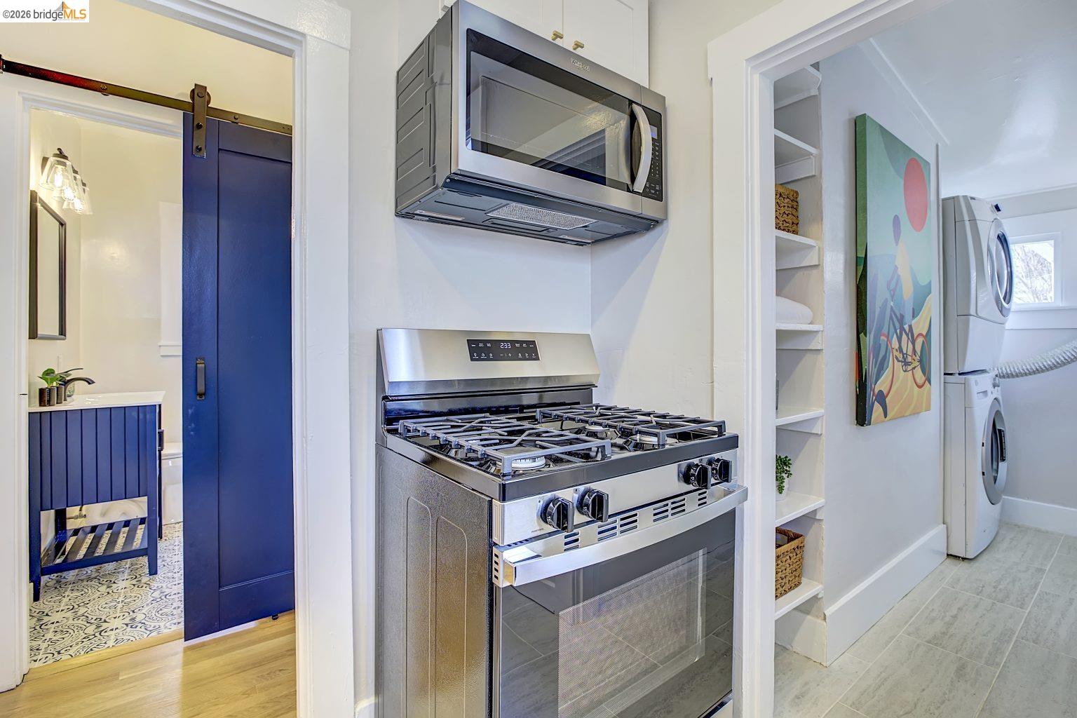 Detail Gallery Image 13 of 51 For 3929 Ruby St, Oakland,  CA 94609 - 4 Beds | 2 Baths