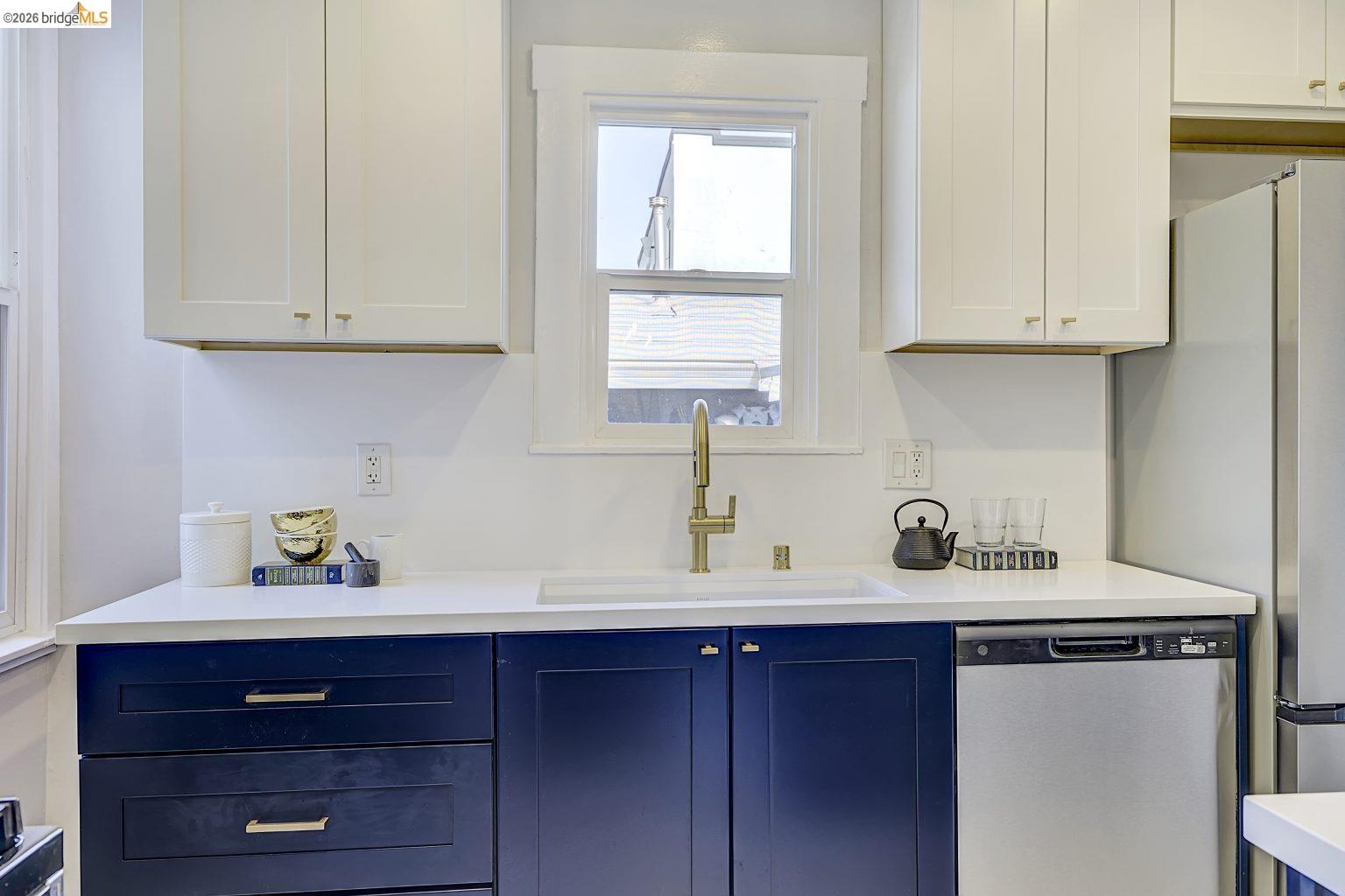 Detail Gallery Image 15 of 51 For 3929 Ruby St, Oakland,  CA 94609 - 4 Beds | 2 Baths