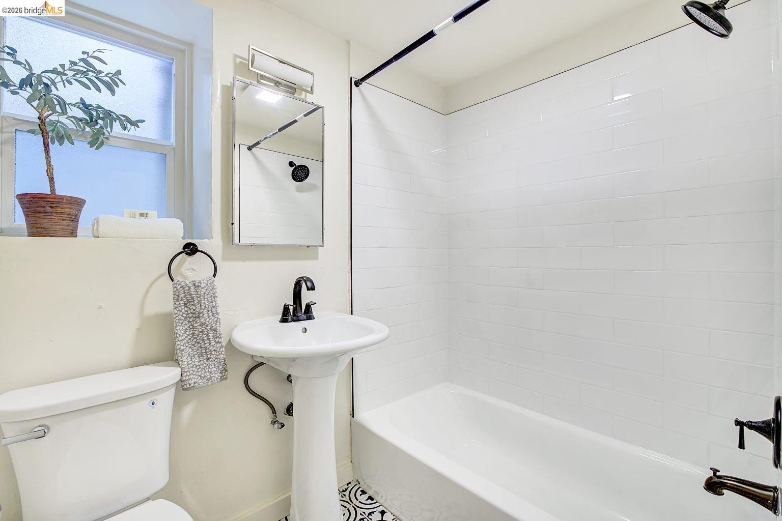 Detail Gallery Image 41 of 51 For 3929 Ruby St, Oakland,  CA 94609 - 4 Beds | 2 Baths