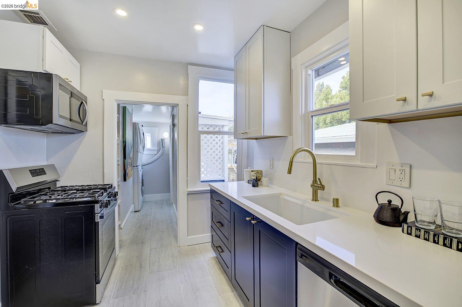 Detail Gallery Image 12 of 51 For 3929 Ruby St, Oakland,  CA 94609 - – Beds | – Baths