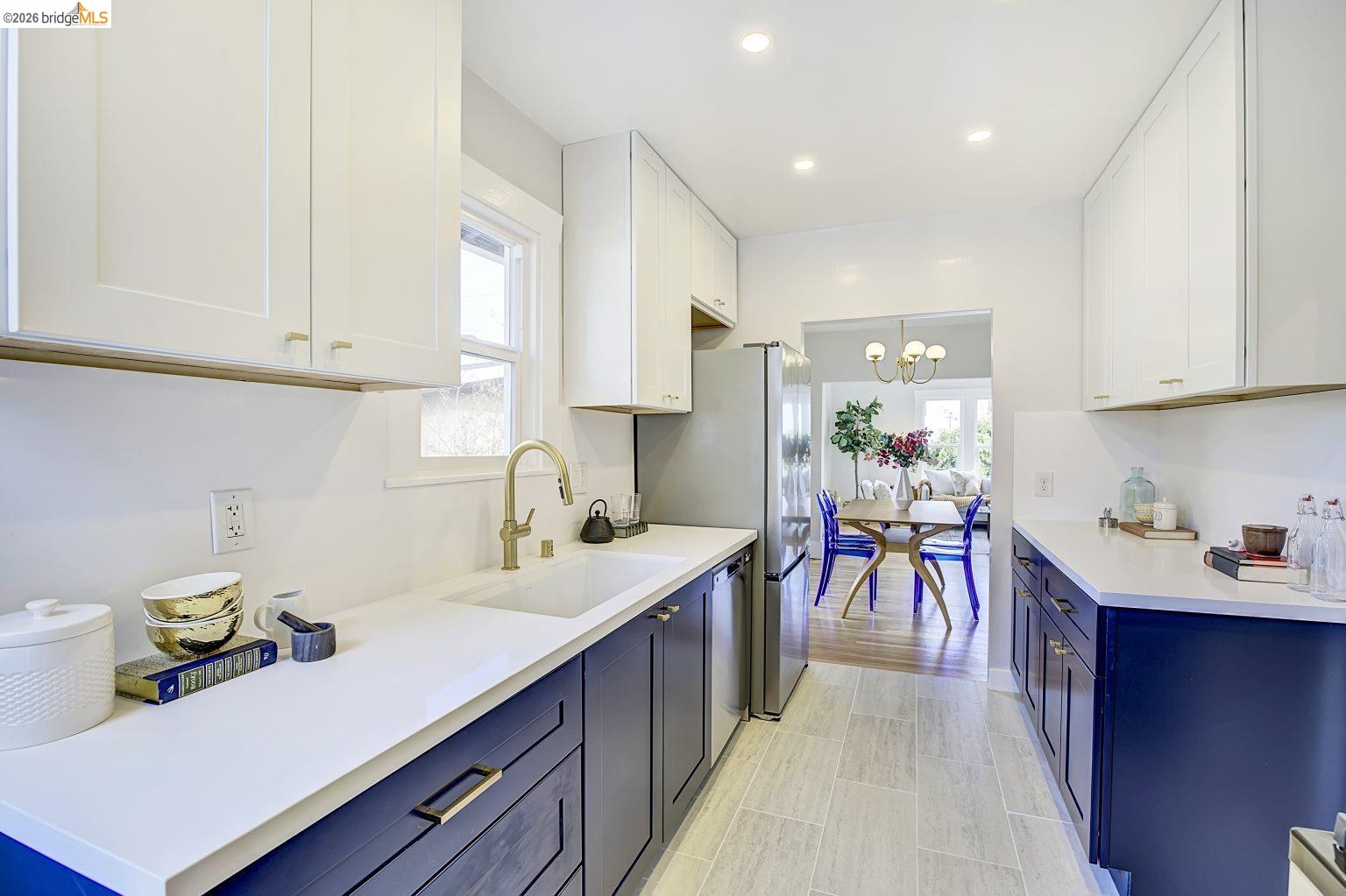 Detail Gallery Image 9 of 51 For 3929 Ruby St, Oakland,  CA 94609 - – Beds | – Baths