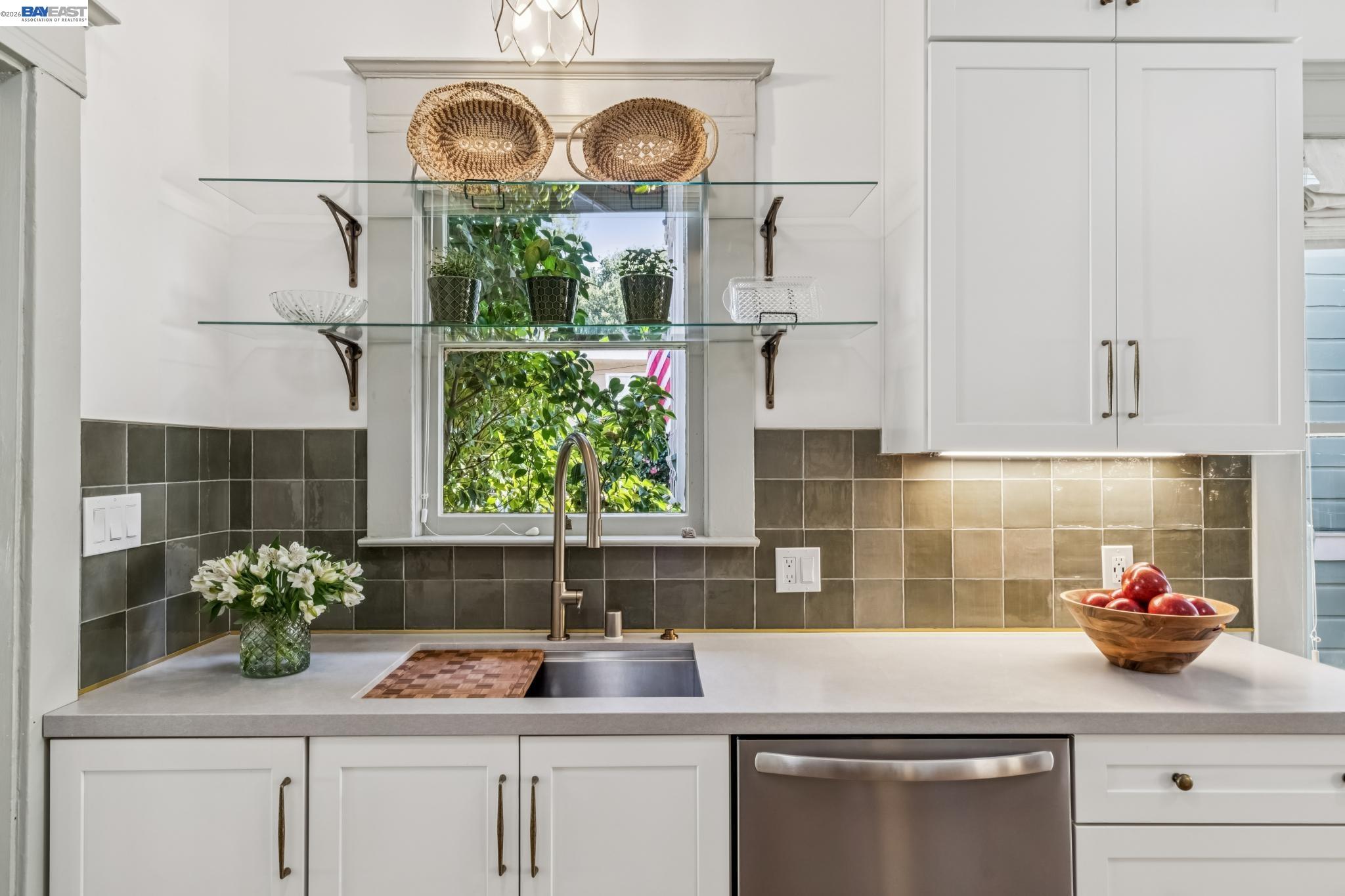 Detail Gallery Image 13 of 27 For 2200 San Jose Ave, Alameda,  CA 94501 - 2 Beds | 1/1 Baths