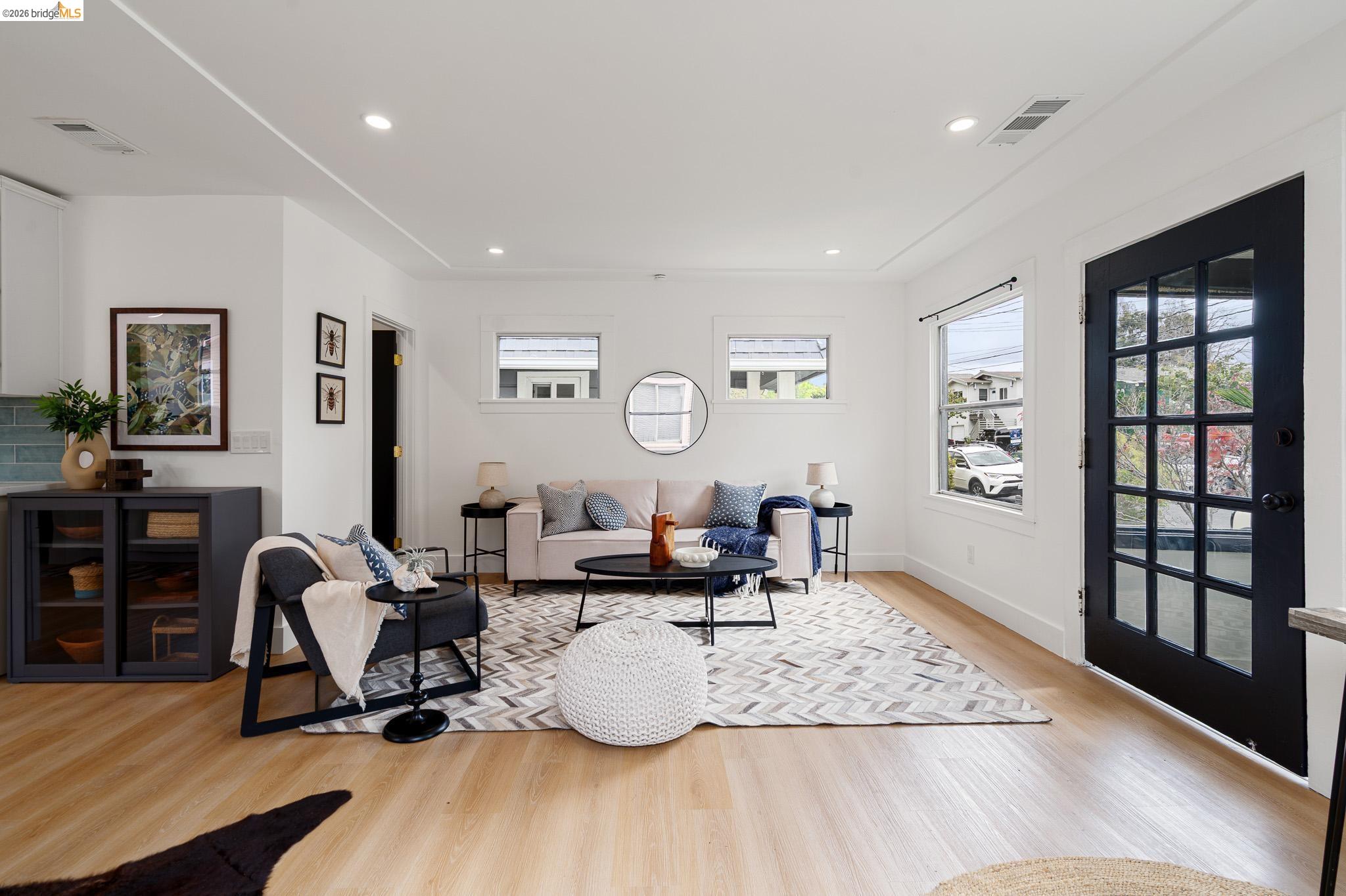 Detail Gallery Image 2 of 51 For 1004 39th St, Oakland,  CA 94608 - 2 Beds | 2 Baths