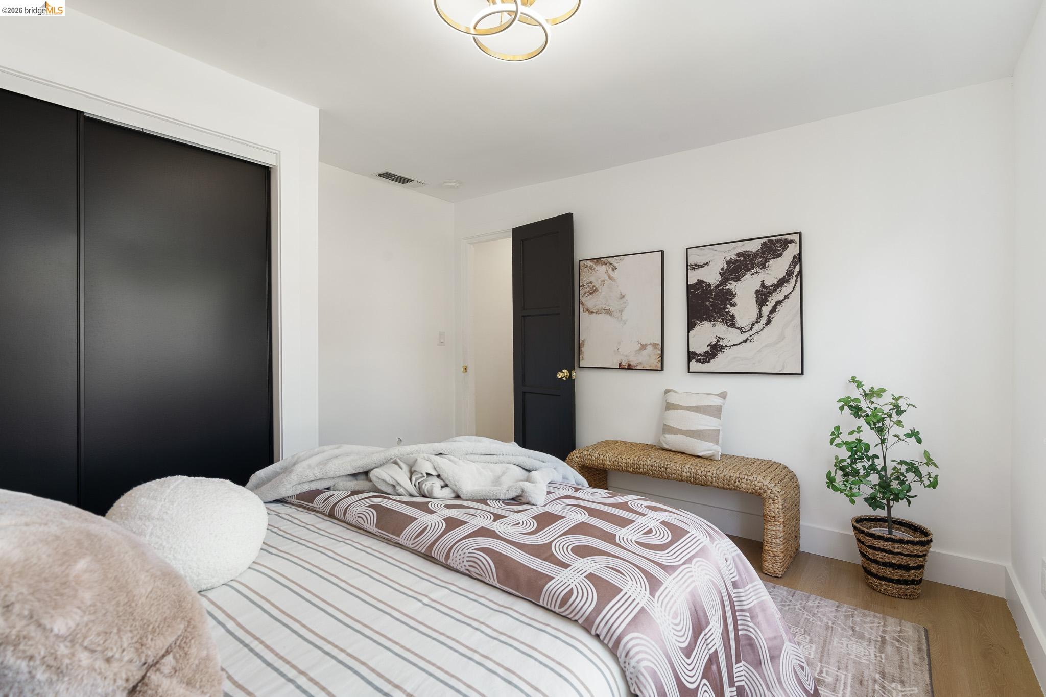 Detail Gallery Image 11 of 51 For 1004 39th St, Oakland,  CA 94608 - 2 Beds | 2 Baths