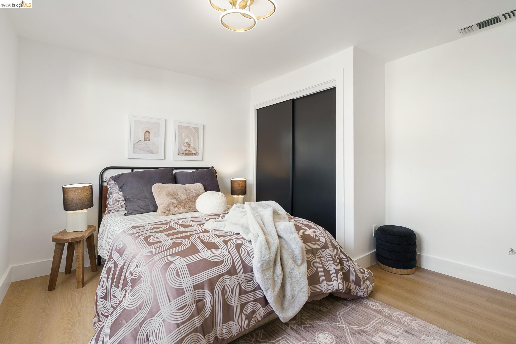 Detail Gallery Image 13 of 51 For 1004 39th St, Oakland,  CA 94608 - 2 Beds | 2 Baths