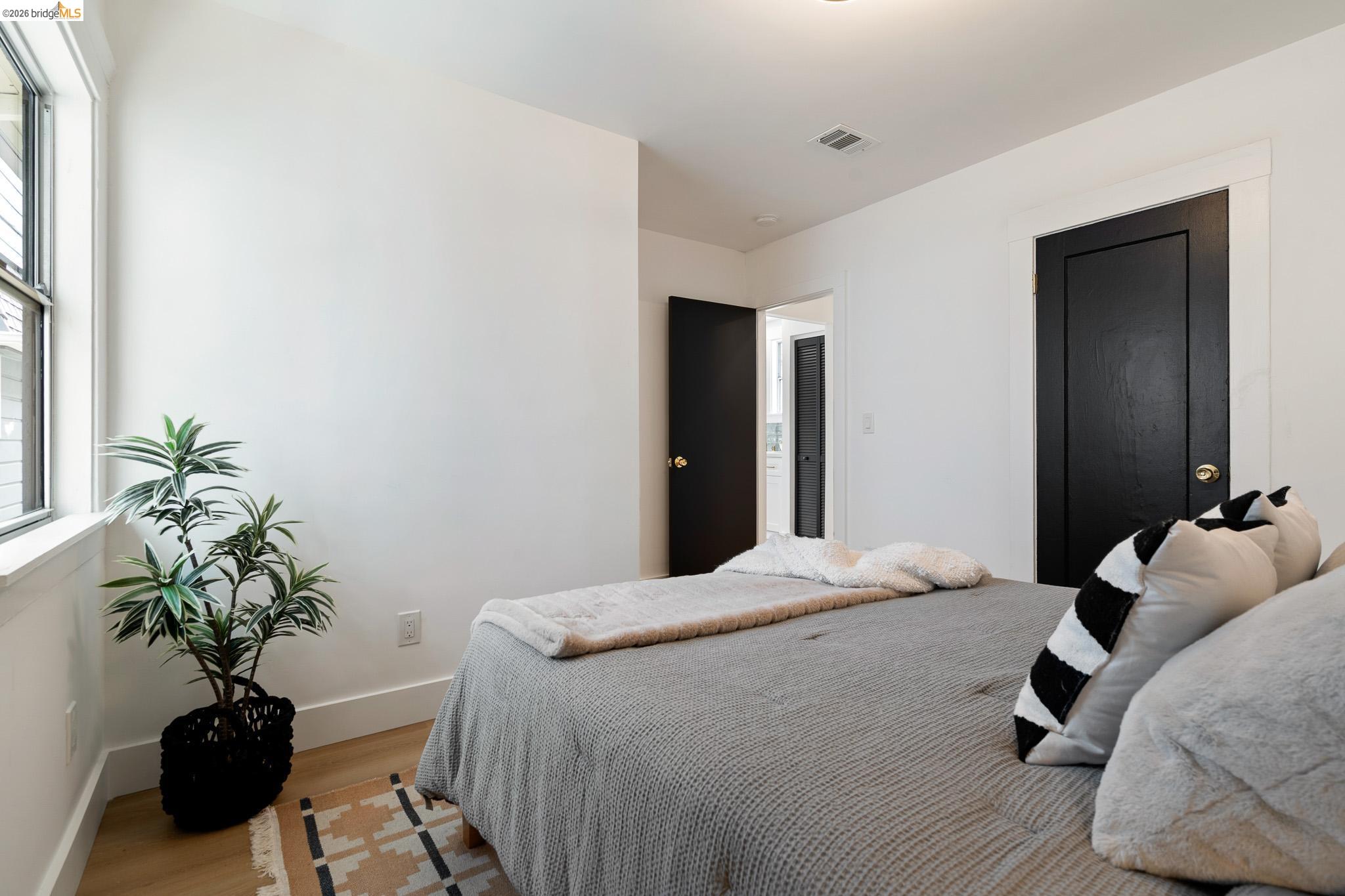 Detail Gallery Image 16 of 51 For 1004 39th St, Oakland,  CA 94608 - 2 Beds | 2 Baths