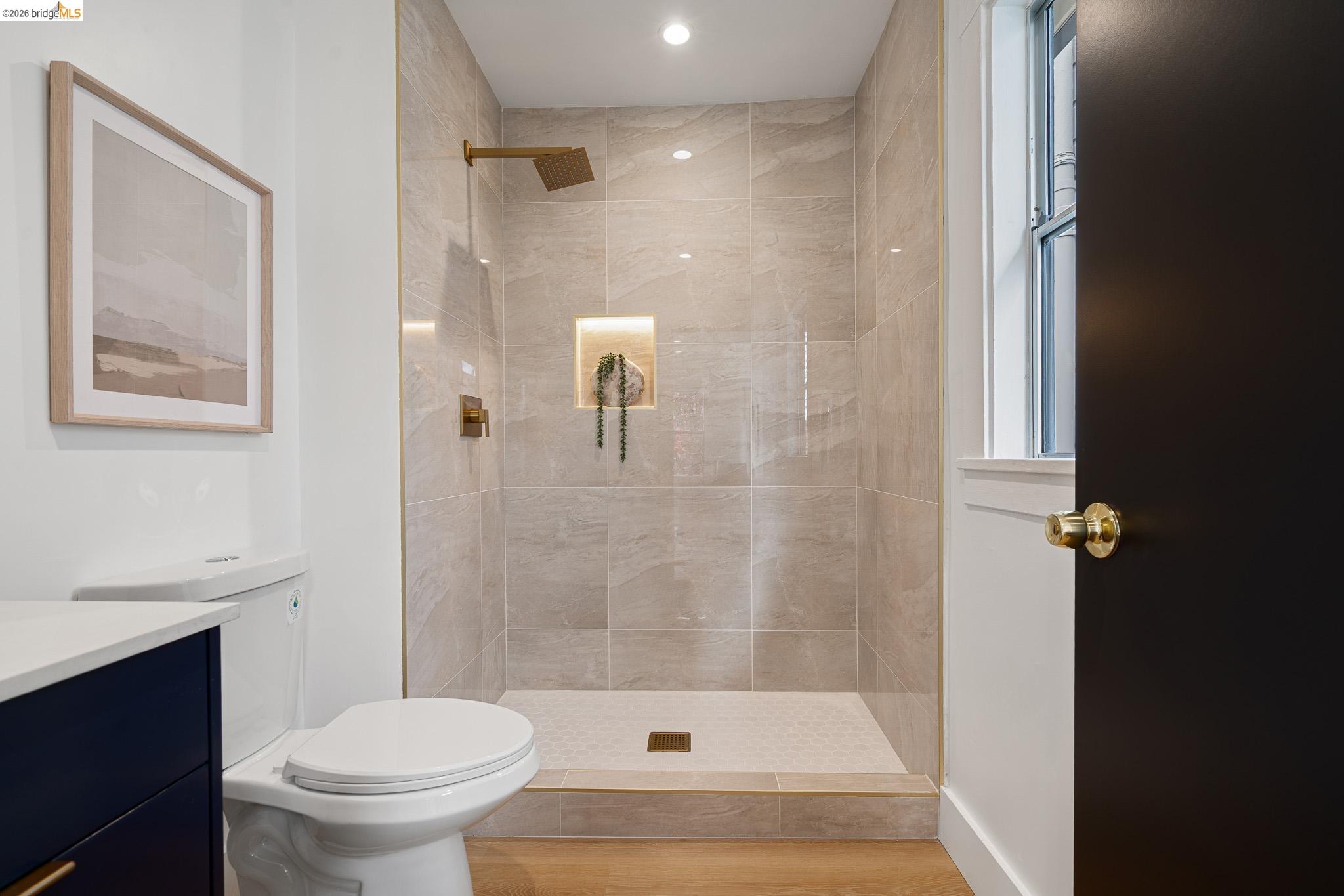 Detail Gallery Image 21 of 51 For 1004 39th St, Oakland,  CA 94608 - 2 Beds | 2 Baths