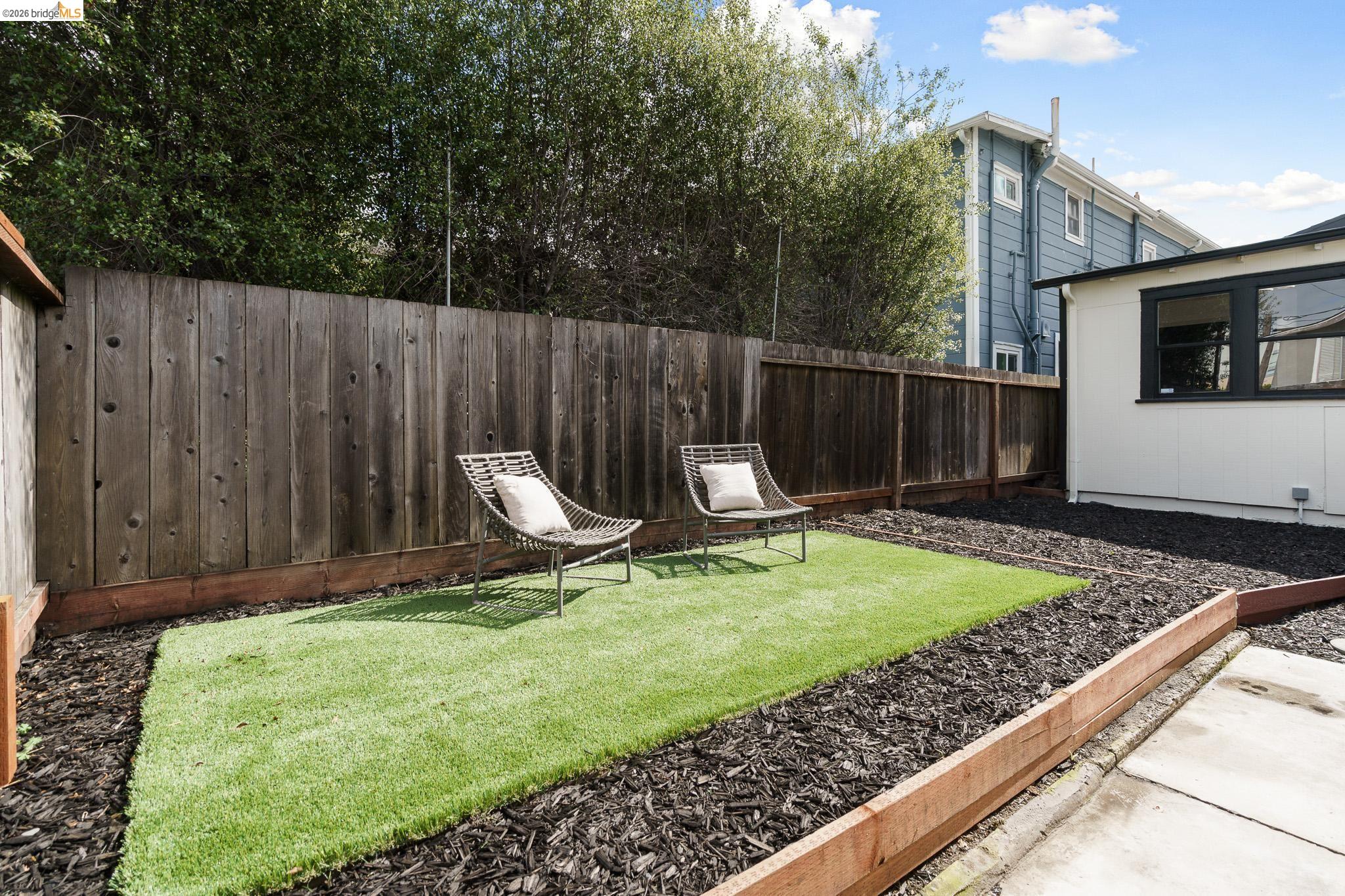 Detail Gallery Image 30 of 51 For 1004 39th St, Oakland,  CA 94608 - 2 Beds | 2 Baths