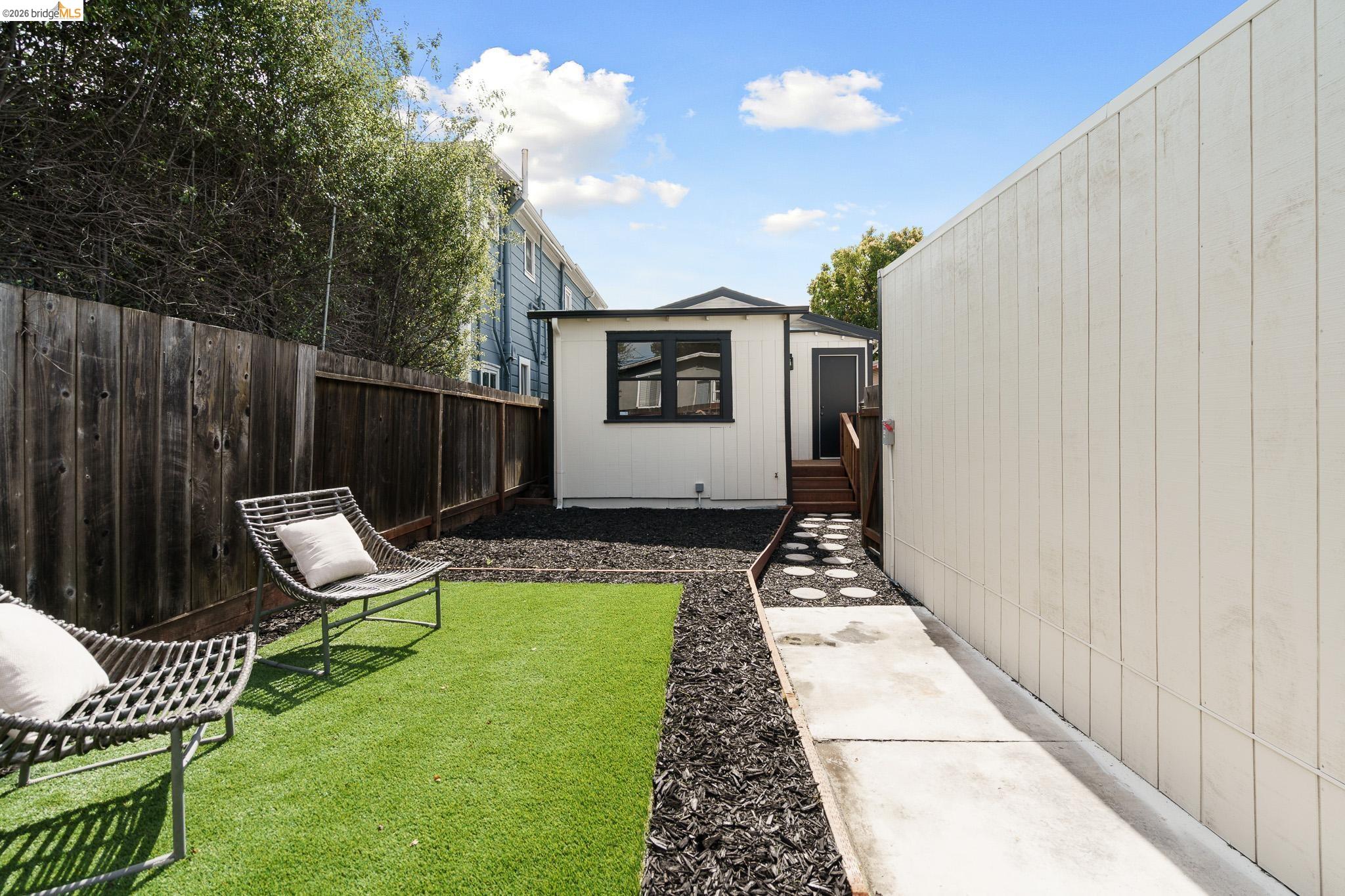 Detail Gallery Image 32 of 51 For 1004 39th St, Oakland,  CA 94608 - 2 Beds | 2 Baths