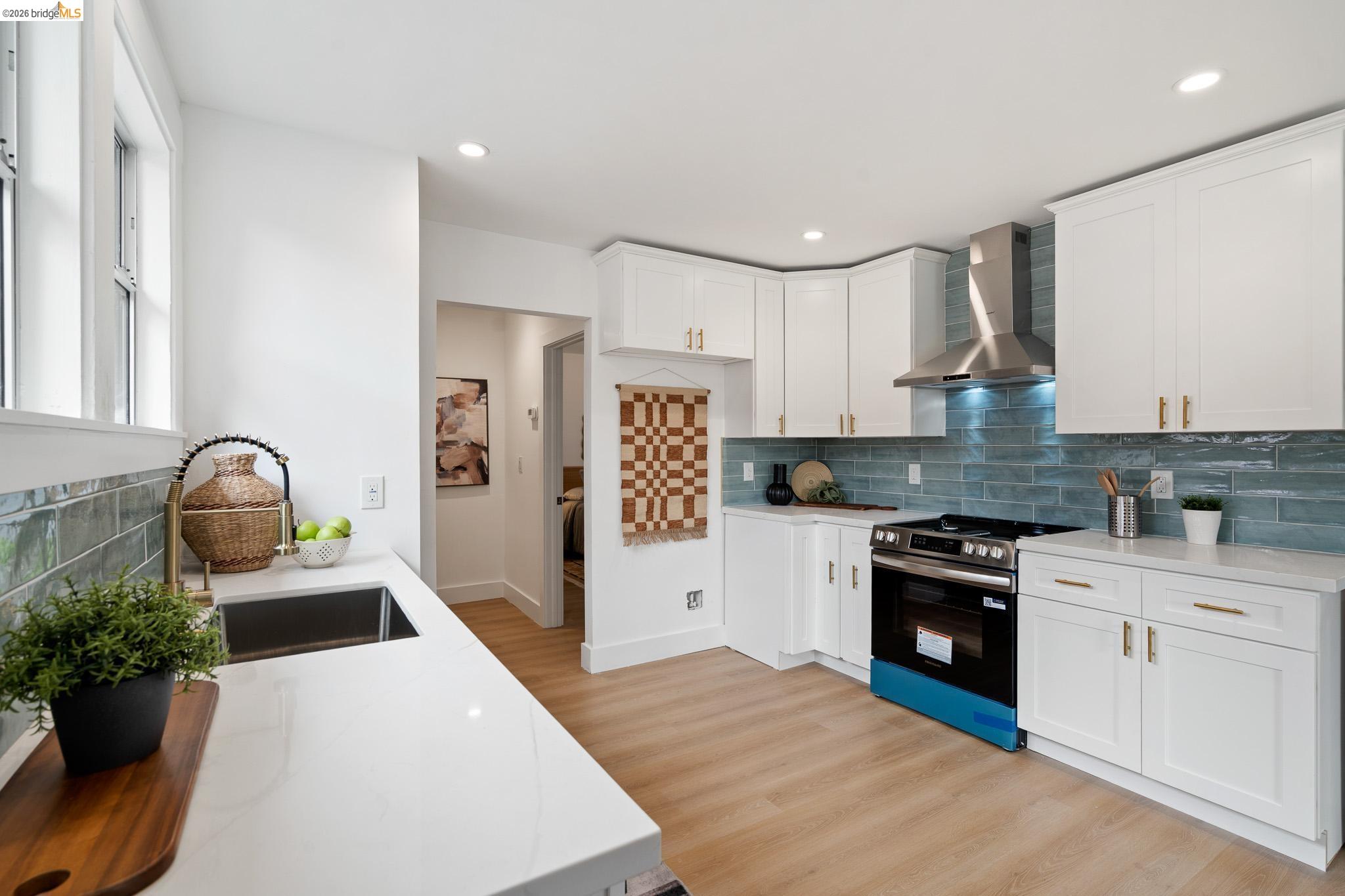 Detail Gallery Image 5 of 51 For 1004 39th St, Oakland,  CA 94608 - 2 Beds | 2 Baths